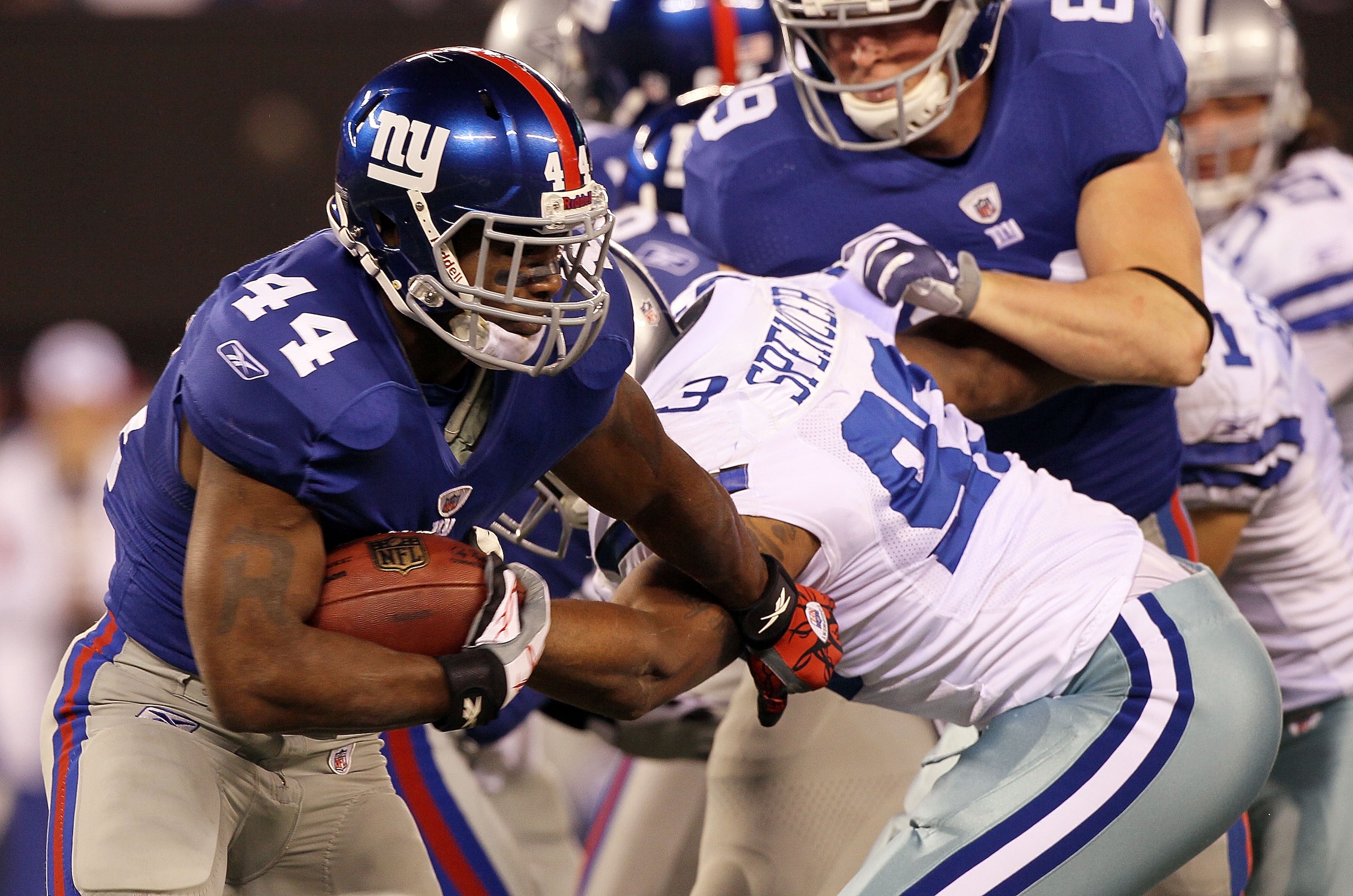 EAST RUTHERFORD, NJ - NOVEMBER 14:  Ahmad Bradshaw #44 of the New York Giants runs the ball against the Dallas Cowboys on November 14, 2010 at the New Meadowlands Stadium in East Rutherford, New Jersey.  (Photo by Jim McIsaac/Getty Images)