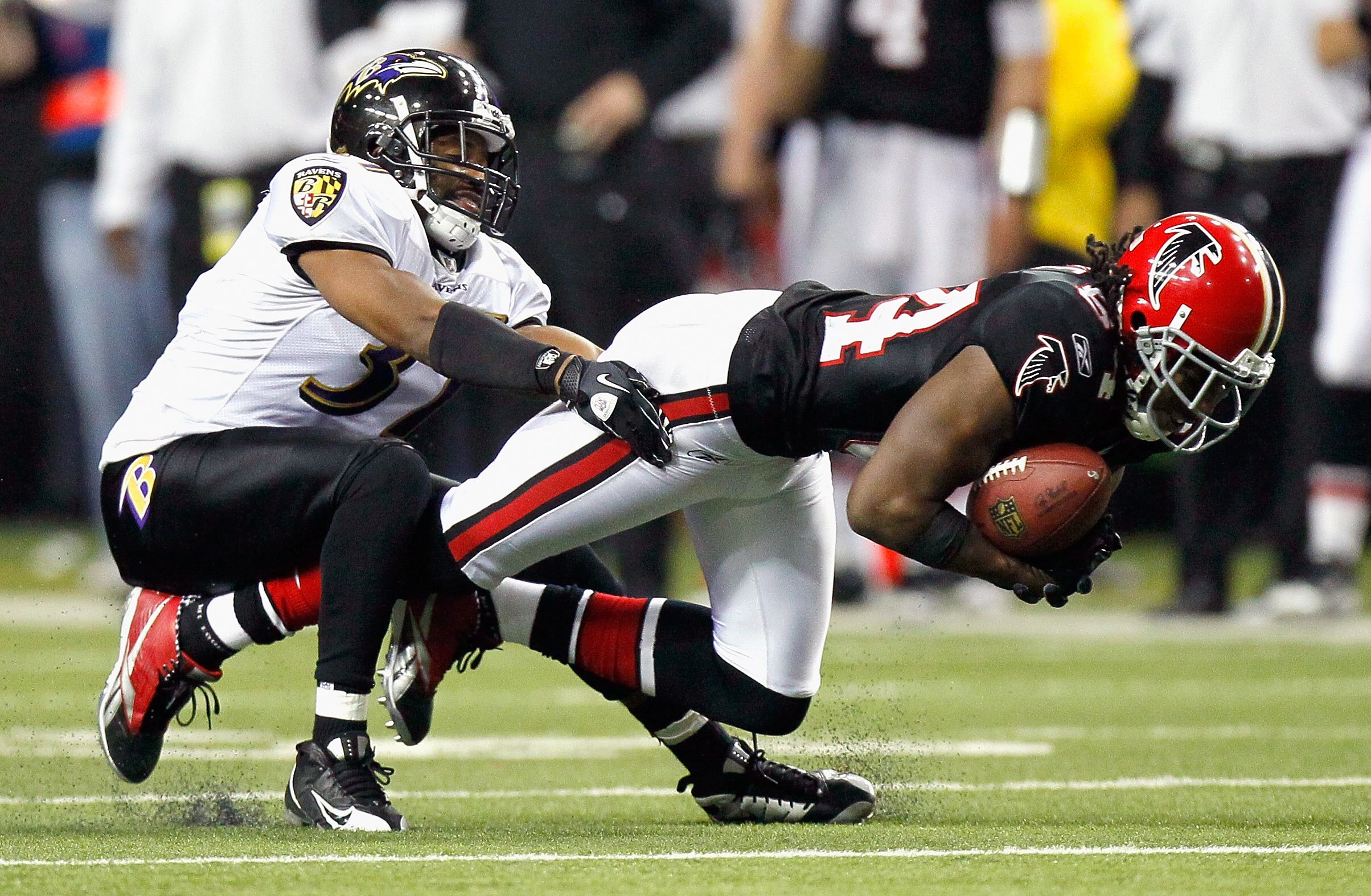 ATLANTA - NOVEMBER 11:  Roddy White #84 of the Atlanta Falcons dives for more yardage against Josh Wilson #37 of the Baltimore Ravens at Georgia Dome on November 11, 2010 in Atlanta, Georgia.  (Photo by Kevin C. Cox/Getty Images)