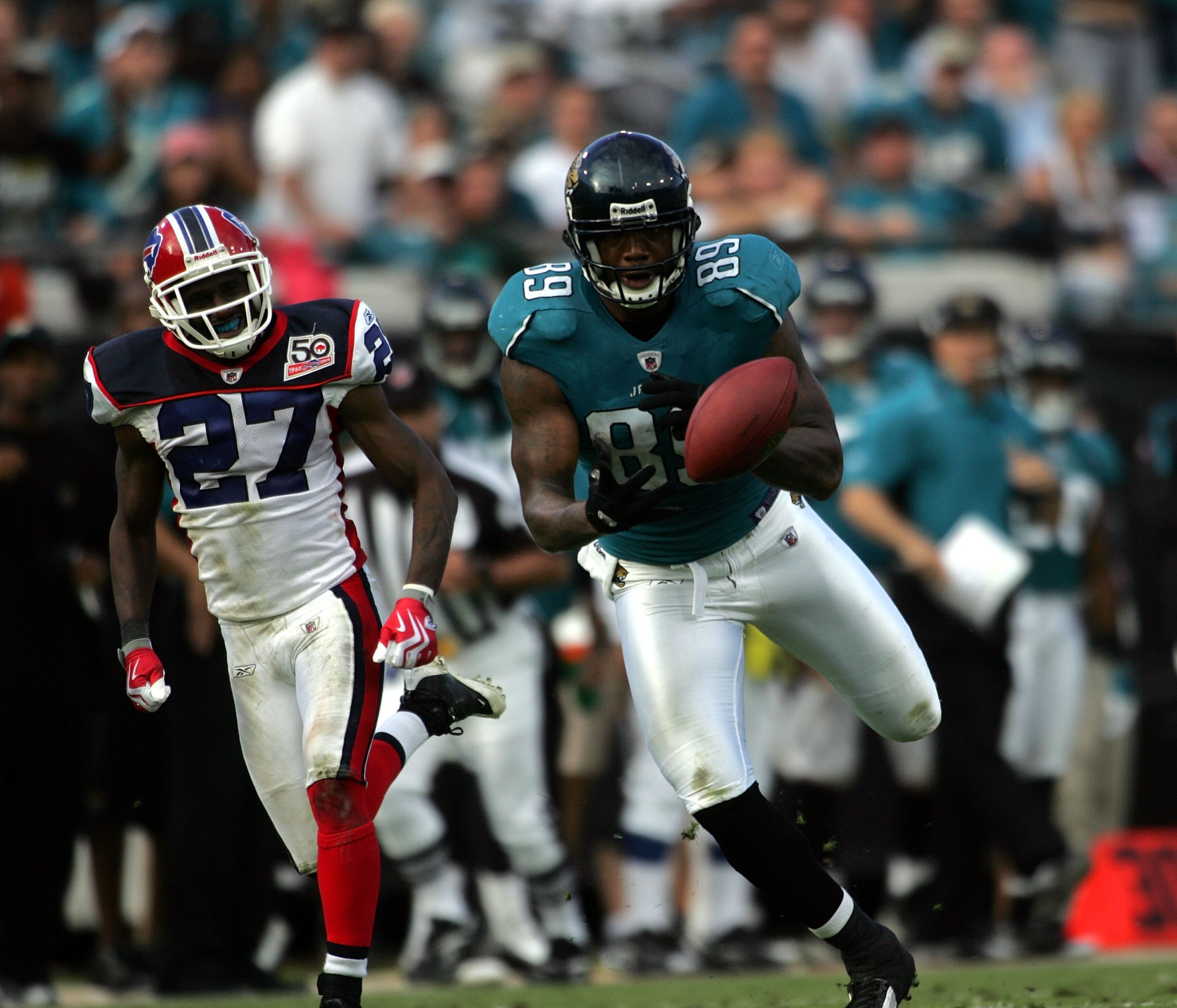 JACKSONVILLE, FL - NOVEMBER 22:  Tight end Marcedes Lewis #89 of the Jacksonville Jaguars  catches a pass against the Buffalo Bills at Jacksonville Municipal Stadium on November 22, 2009 in Jacksonville, Florida.  Jacksonville defeated Buffalo 18-15.  (Ph