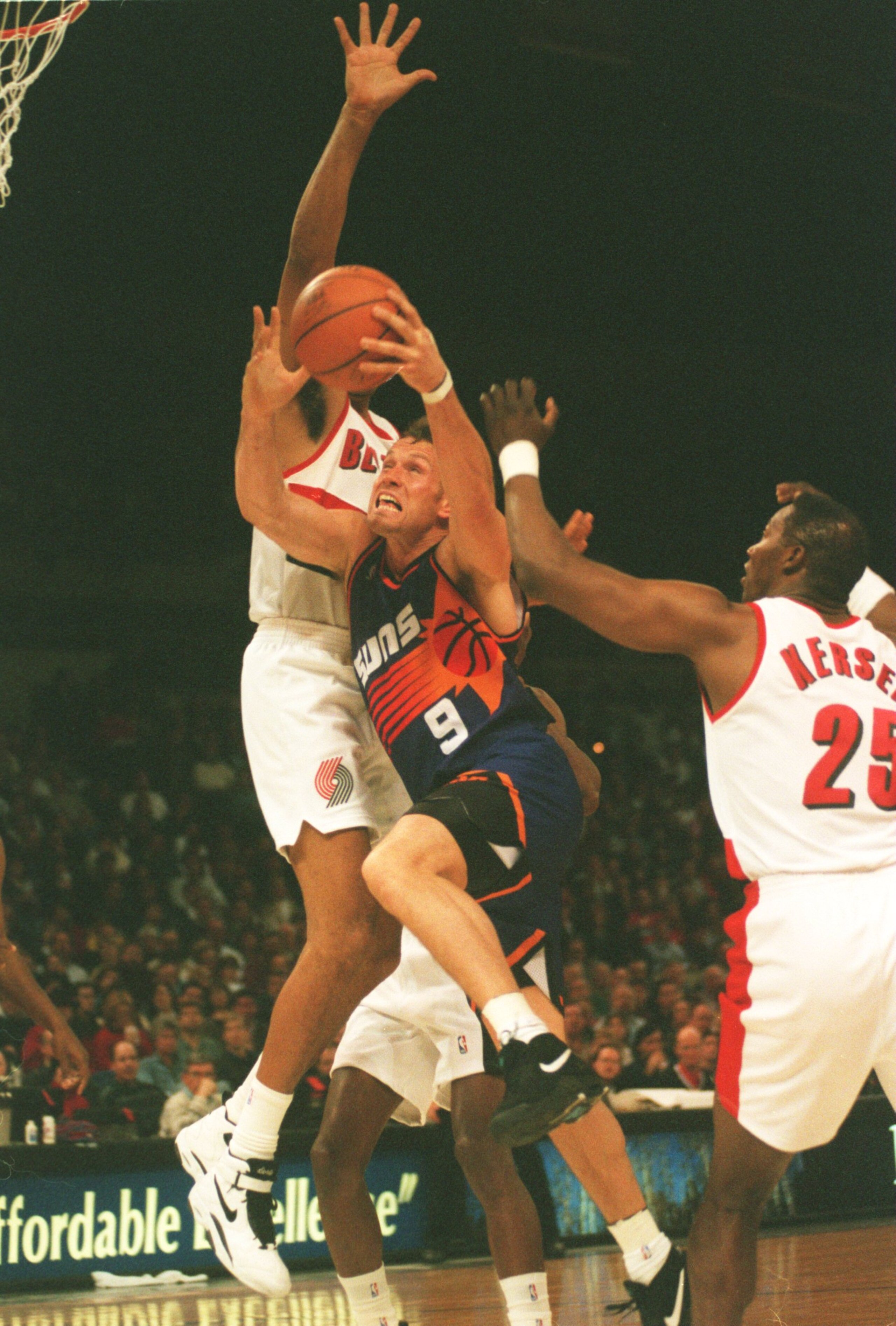 19 JAN 1995: DAN MAJERLE OF THE PHOENIX SUNS DRIVES TO THE BASKET IN HIS TEAM''S 122-115 VICTORY AT THE PORTLAND TRAILBLAZERS. Mandatory Credit: Stephen Dunn/ALLSPORT 19 JAN 1995: DAN MAJERLE OF THE PHOENIX SUNS DRIVES TO THE BASKET IN HIS TEAM''S 122-115 VICTORY AT THE PORTLAND TRAILBLAZERS. Mandatory Credit: Stephen Dunn/ALLSPORT