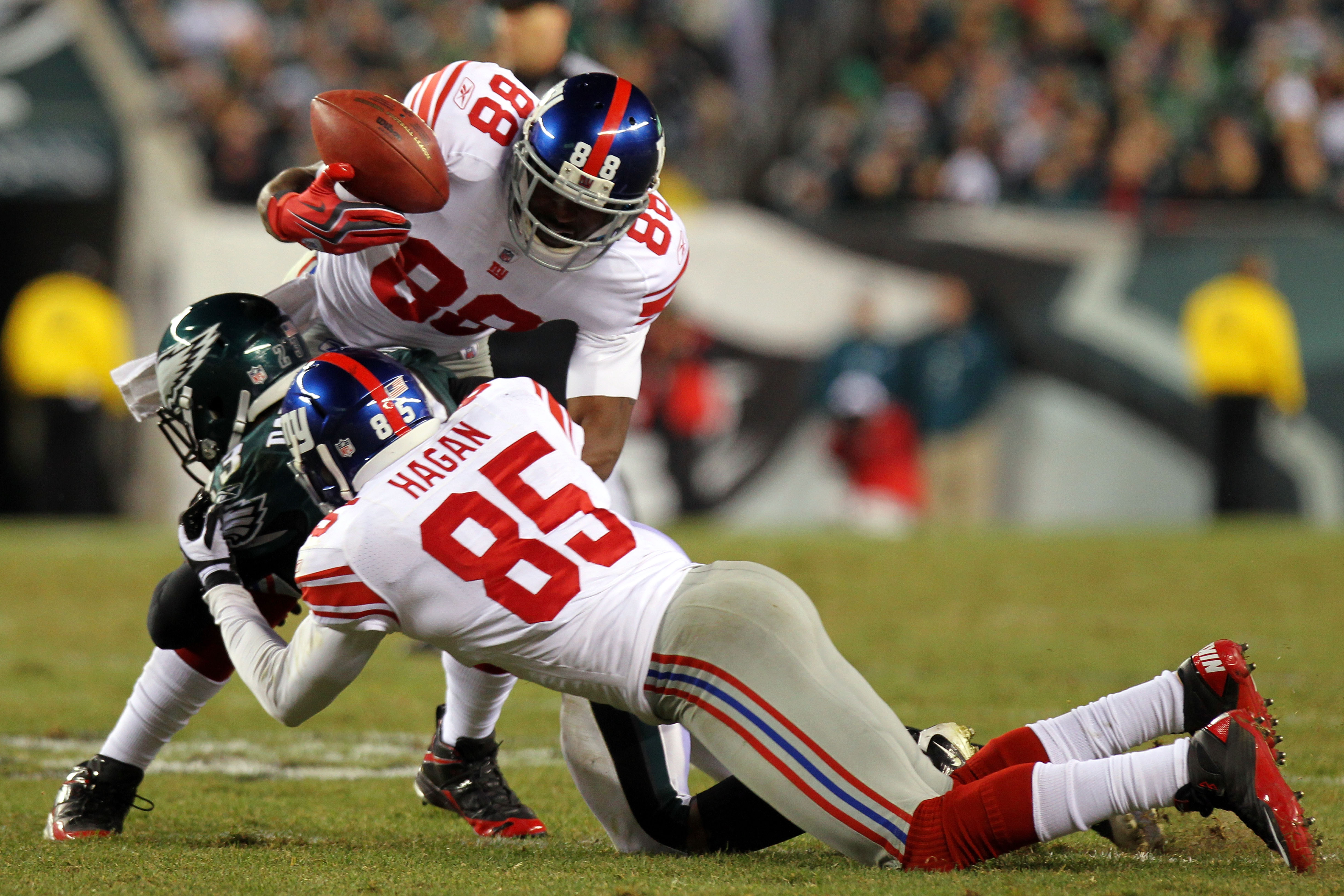 PHILADELPHIA - NOVEMBER 21:  Hakeem Nicks #88 of the New York Giants tries to gain control of the ball against Dimitri Patterson #23 of the Philadelphia Eagles at Lincoln Financial Field on November 21, 2010 in Philadelphia, Pennsylvania.  (Photo by Nick