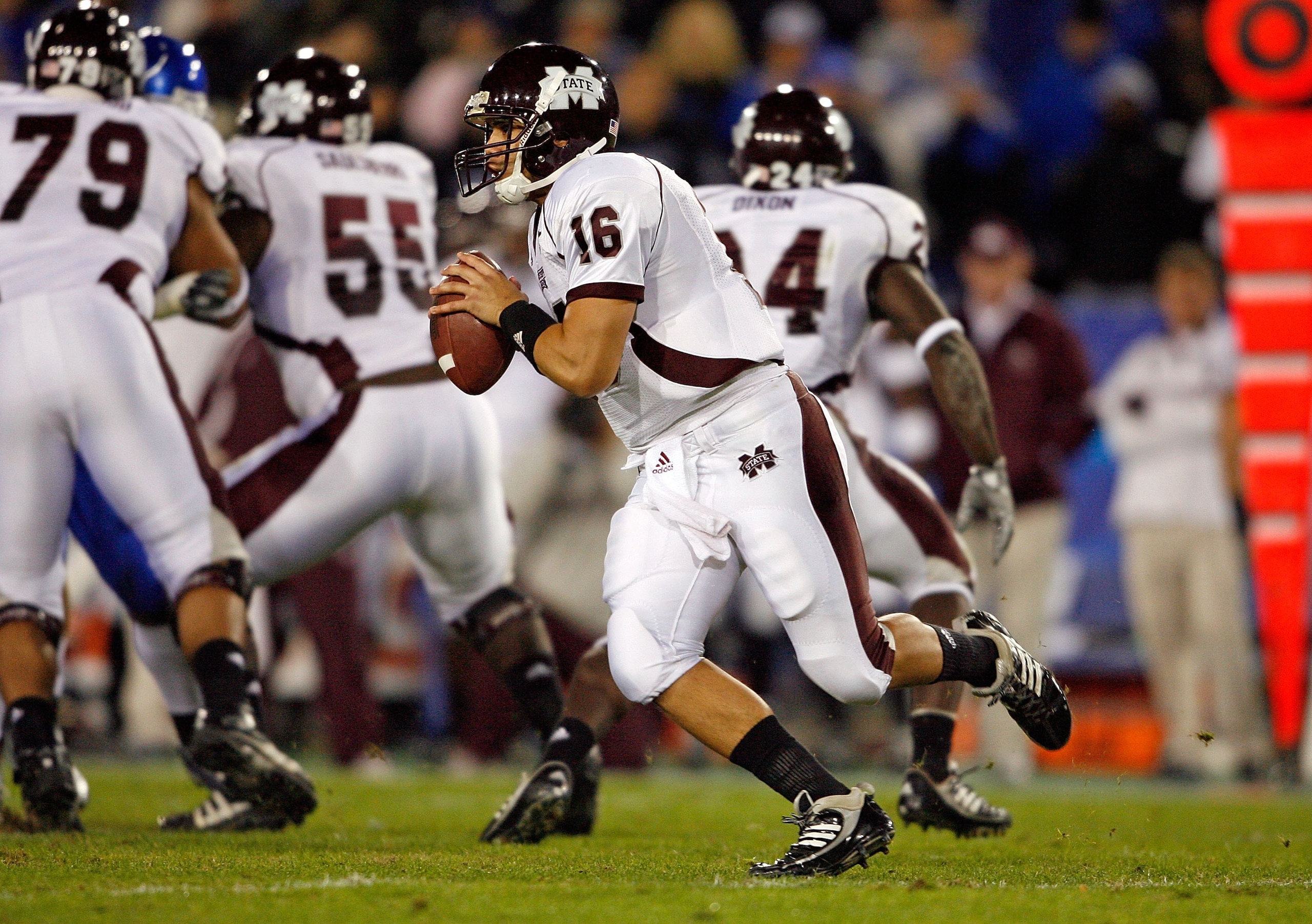 LEXINGTON, KY - OCTOBER 31:  Tyson Lee #16 of the Mississippi State Bulldogs runs with the ball during the SEC game against the Kentucky Wildcats  at Commonwealth Stadium on October 31, 2009 in Lexington, Kentucky.  (Photo by Andy Lyons/Getty Images)