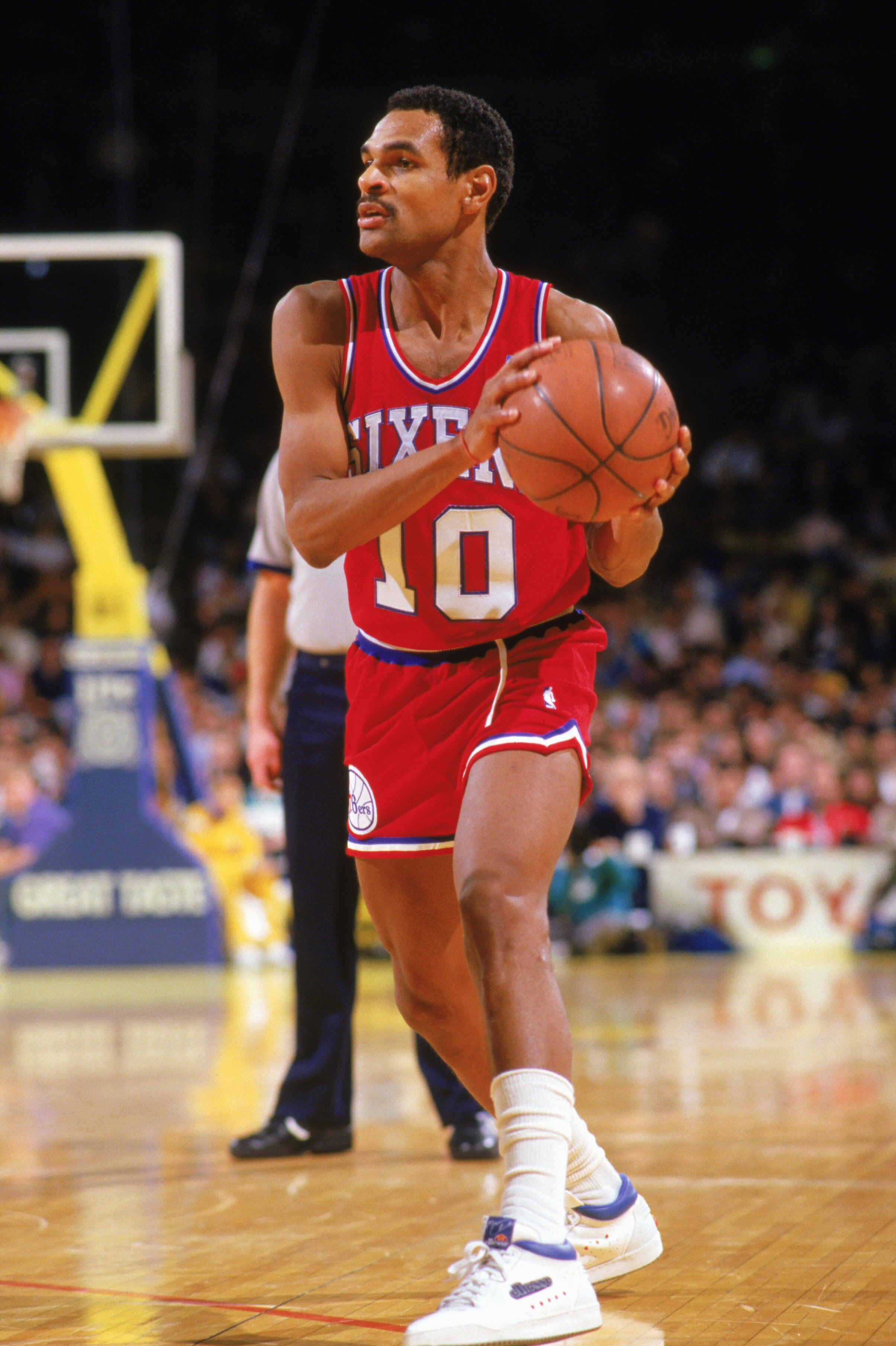 LOS ANGELES - 1987:  Maurice Cheeks #10 of the Philadelphia 76ers attempts to pass the ball against the Los Angeles Lakers during the 1987-1988 NBA season game at the Great Western Forum in Los Angeles, California.  (Photo by Mike Powell/Getty Images)