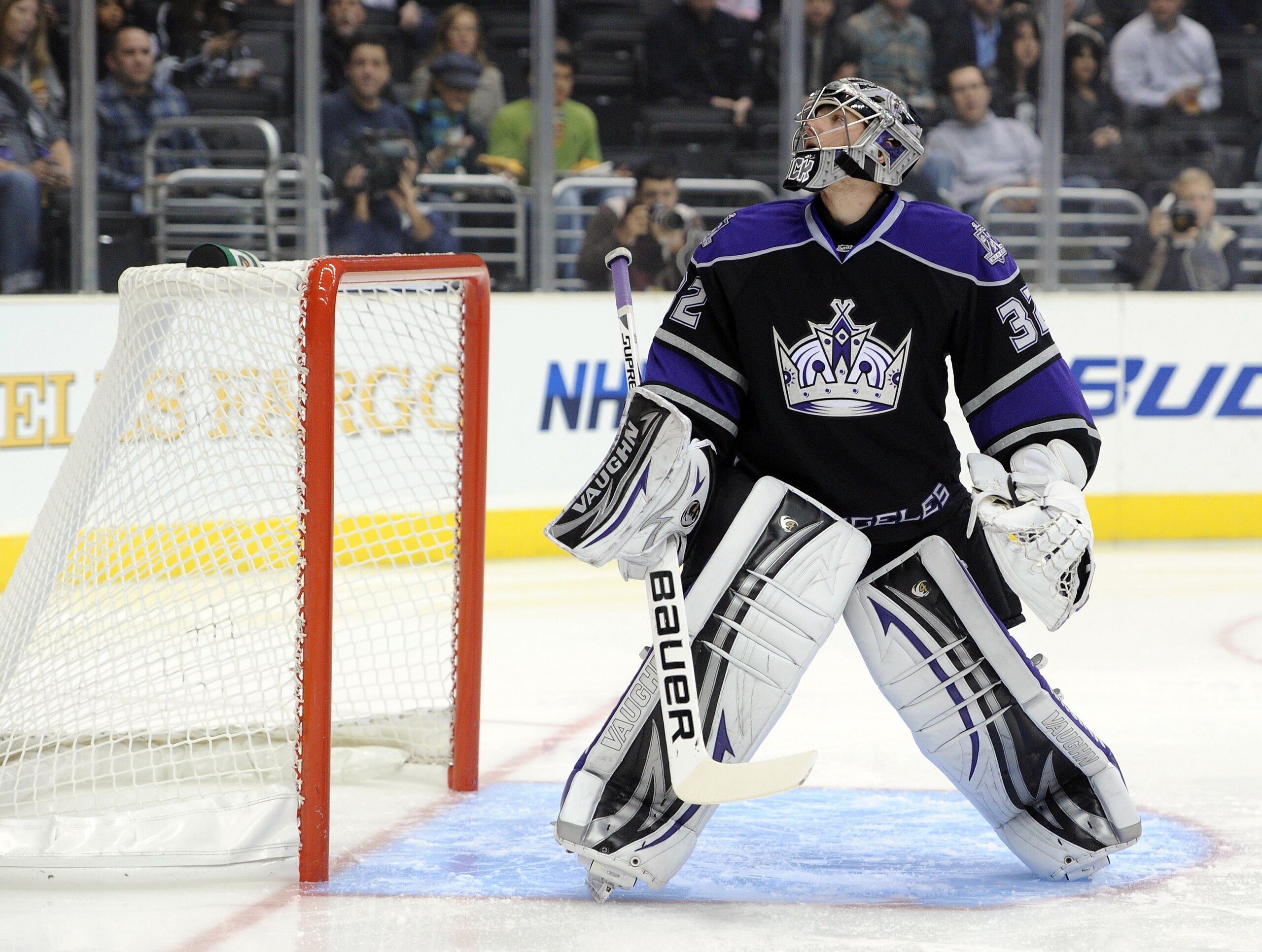LOS ANGELES, CA - NOVEMBER 17:  Jonathan Quick #32 of the Los Angeles Kings looks for a deflected puck against the Columbus Blue Jackets at the Staples Center on November 17, 2010 in Los Angeles, California.  (Photo by Harry How/Getty Images)