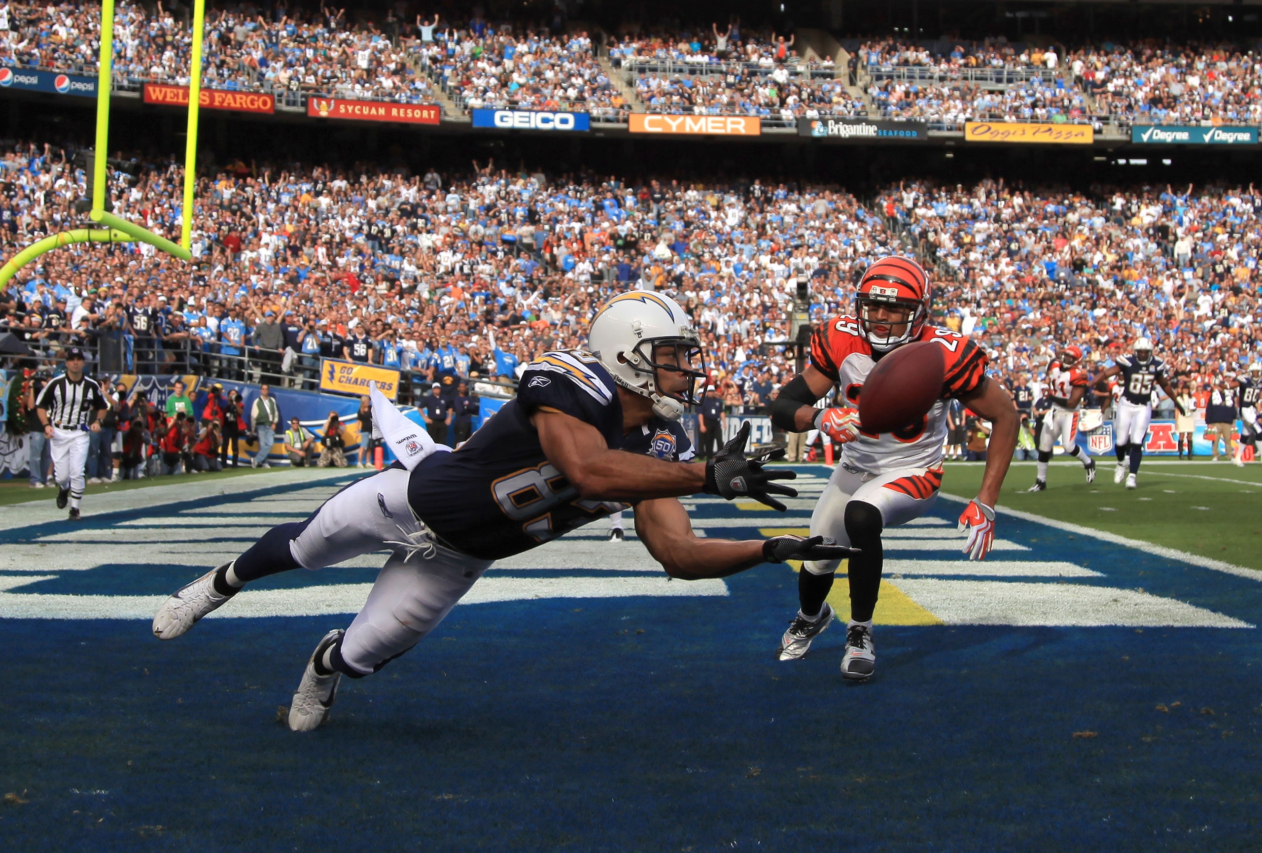 SAN DIEGO, CA - DECEMBER 20:  Wide Receiver Vincent Jackson #83 of the San Diego Chargers catches a touchdown pass in the 1st half against Leon Hall #29 of Cincinnati Bengals during the NFL Game on December 20, 2009 at Qualcomm Stadium in San Diego, Calif