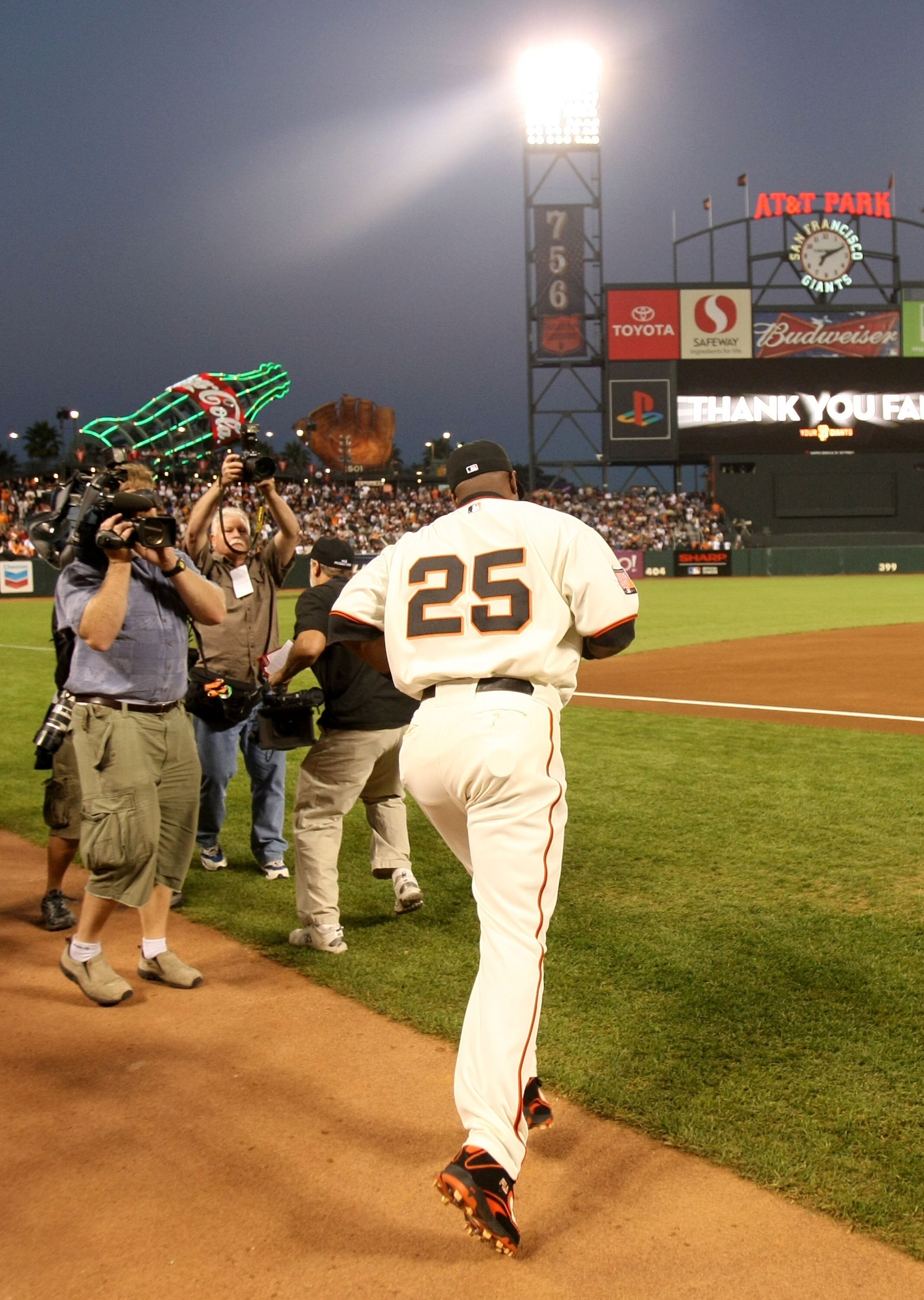 SAN FRANCISCO - SEPTEMBER 26:  Barry Bonds #25 of the San Francisco Giants runs out into the outfield in the top of the first inning against the San Diego Padres during a Major League Baseball game on September 26, 2007 at AT&T Park in San Francisco, Cali