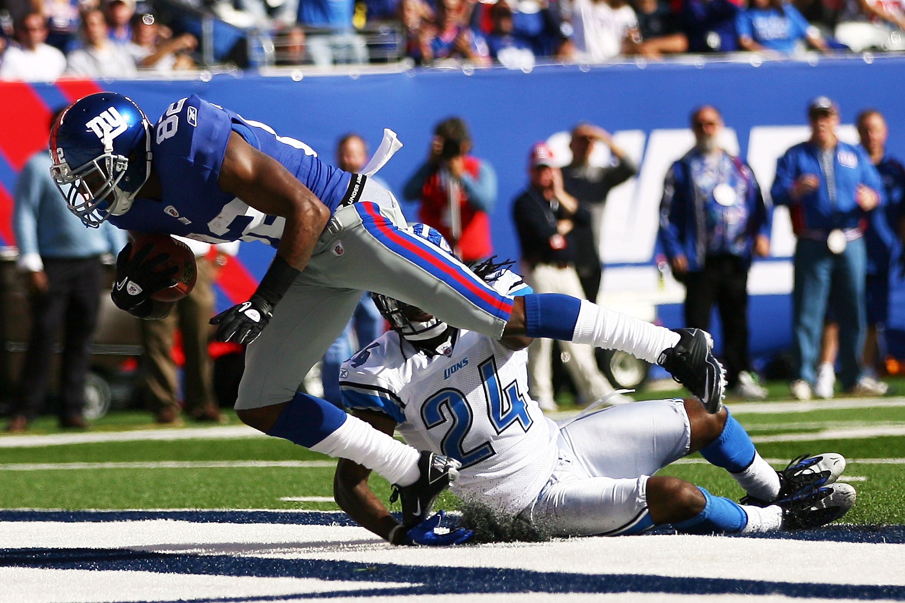 EAST RUTHERFORD, NJ - OCTOBER 17:  Jonathan Wade #24 of the Detroit Lions is unable to stop Mario Manningham #82 of the New York Giants from scoring a touch down in the second quarter at New Meadowlands Stadium on October 17, 2010 in East Rutherford, New