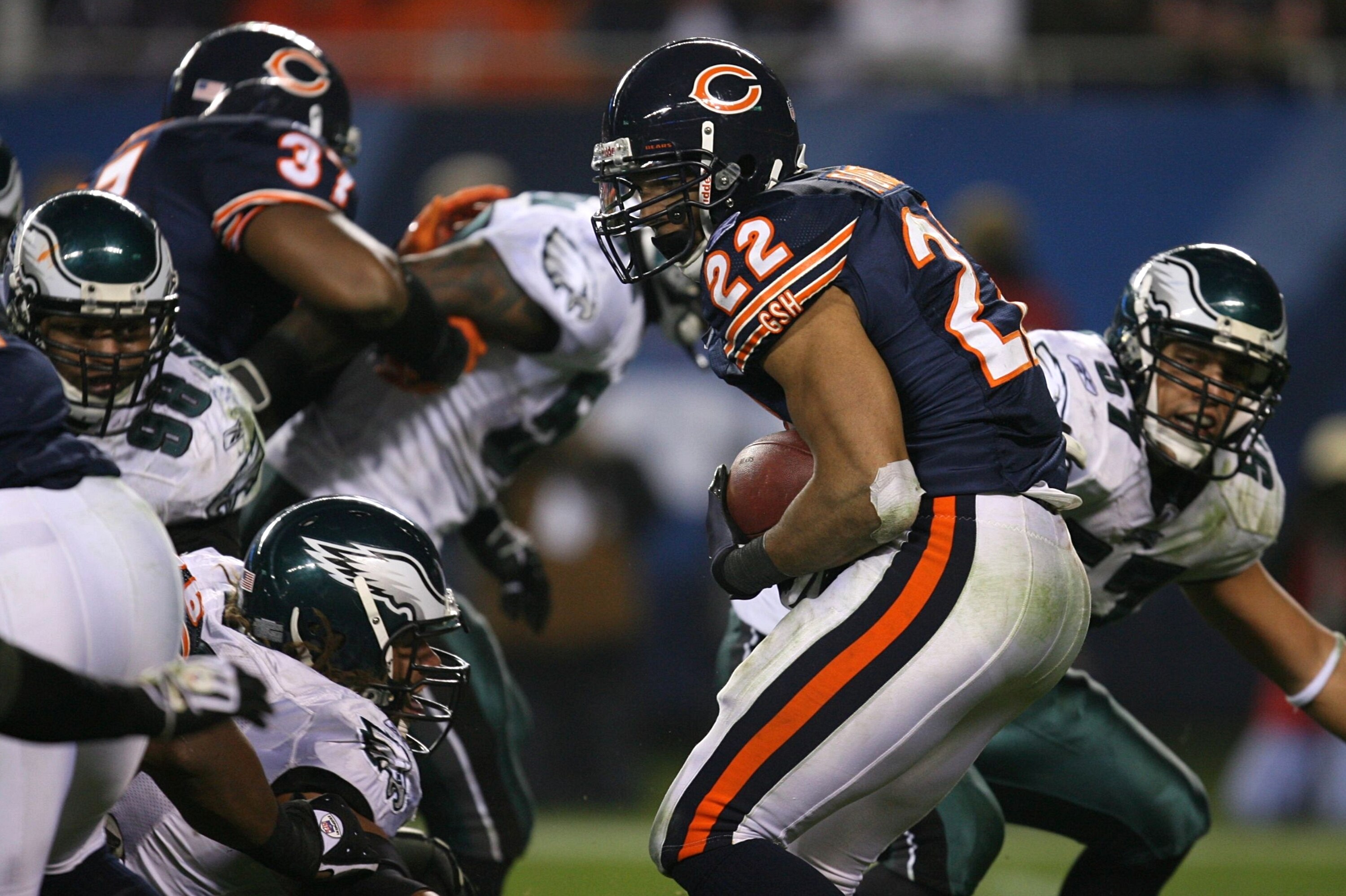 CHICAGO - NOVEMBER 22: Matt Forte #22 of the Chicago Bears runs the ball against the Philadelphia Eagles at Soldier Field on November 22, 2009 in Chicago, Illinois.  (Photo by Jonathan Daniel/Getty Images)