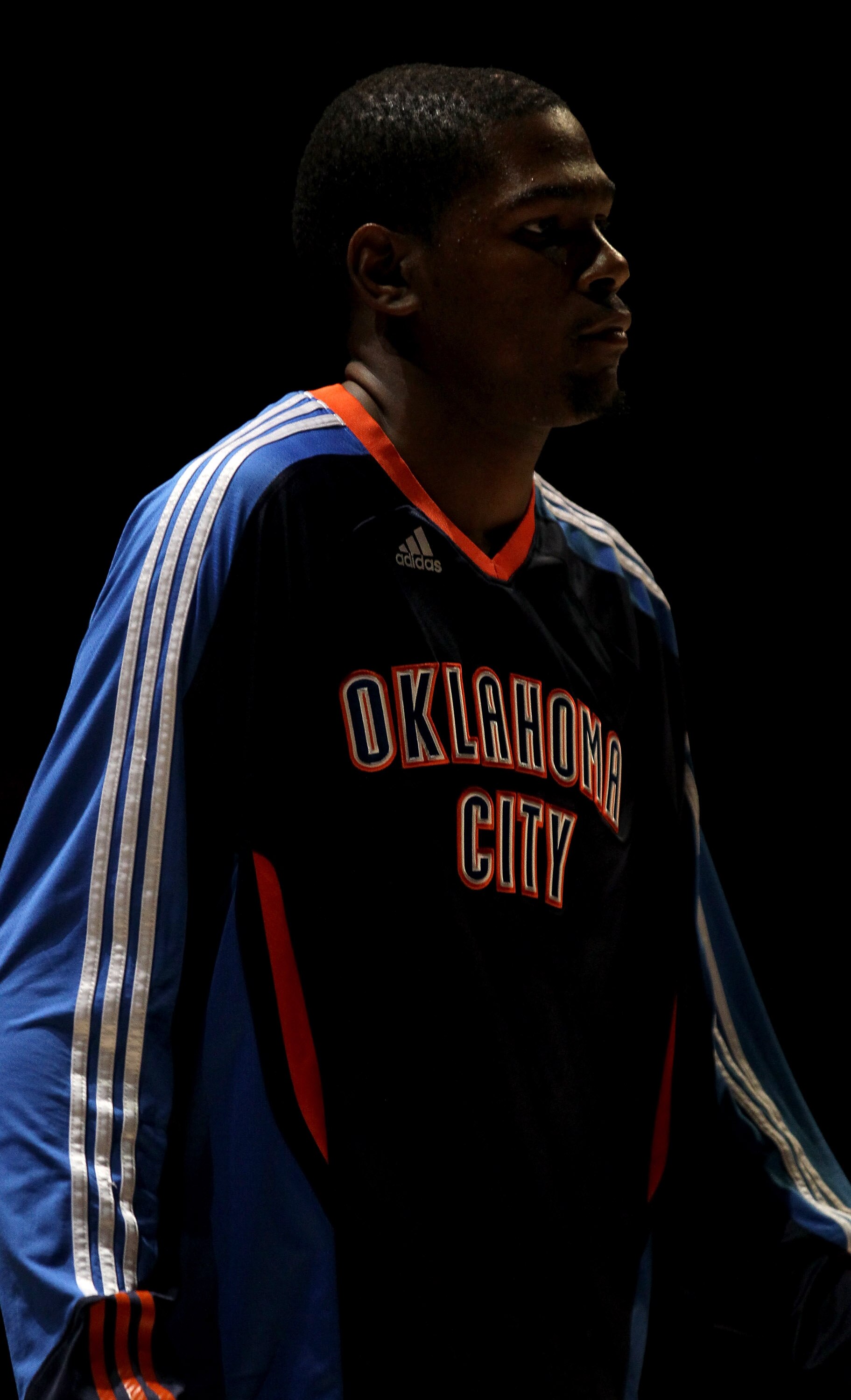 LOS ANGELES, CA - NOVEMBER 03:  Kevin Durant #32 of the Oklahoma City Thunder on the court during introductions for the game with the Los Angeles Clippers at Staples Center on November 3, 2010 in Los Angeles, California.  NOTE TO USER: User expressly ackn
