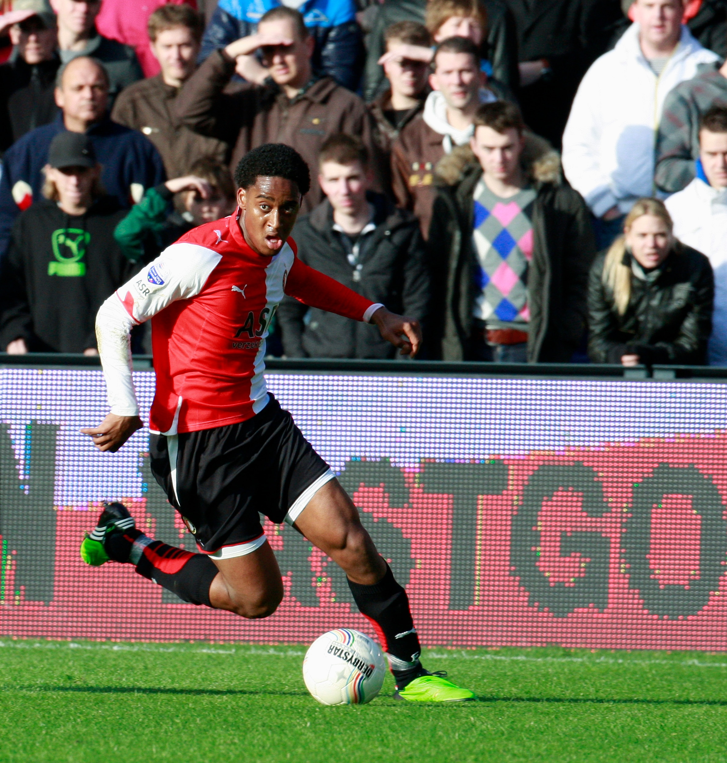 ROTTERDAM, NETHERLANDS - NOVEMBER 22:  Leroy Fer of Feyenoord during the Eredivisie match between Feyenoord and FC Utrecht held on November 22, 2009 at the Feijenoord 'De Kuip' Stadion, in Rotterdam, Netherlands. The match ended in a 0-0 draw. (Photo by A