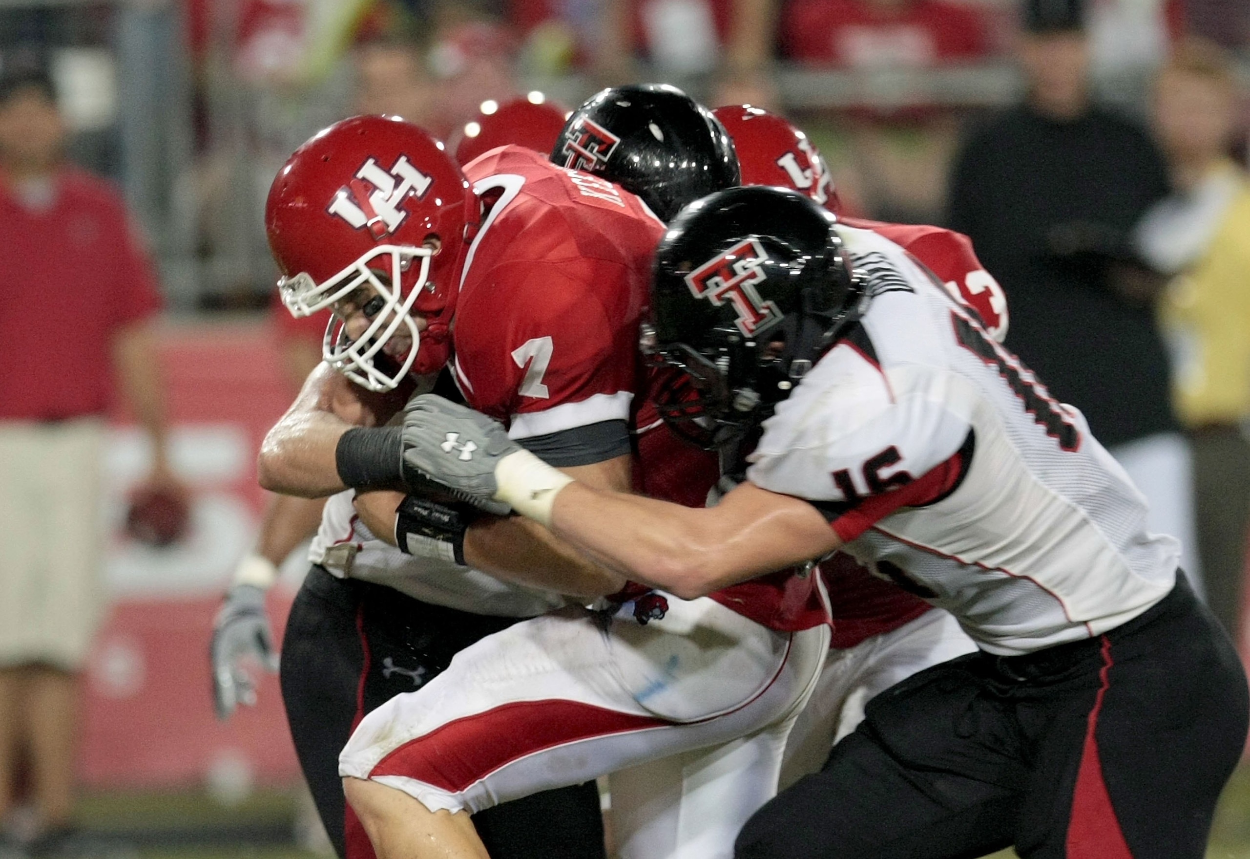 HOUSTON - SEPTEMBER 26:  Quarterback Case Keenum #7 of the Houston Cougars rushes against the Texas Tech Red Raiders at Robertson Stadium on September 26, 2009 in Houston, Texas.  (Photo by Thomas B. Shea/Getty Images)