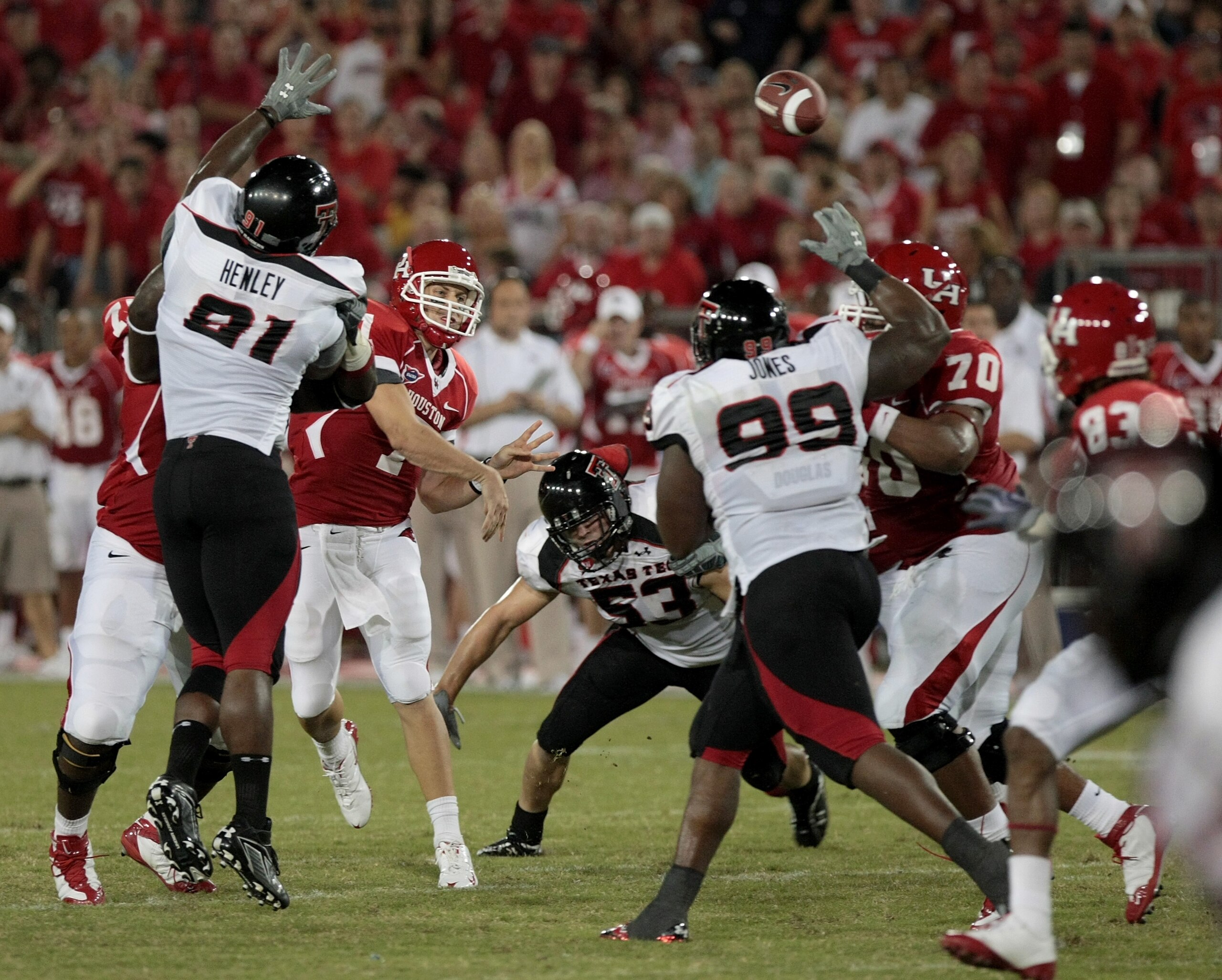HOUSTON - SEPTEMBER 26:  Quarterback Case Keenum #7 of the Houston Cougars throws against the Texas Tech Red Raiders at Robertson Stadium on September 26, 2009 in Houston, Texas.  (Photo by Thomas B. Shea/Getty Images)