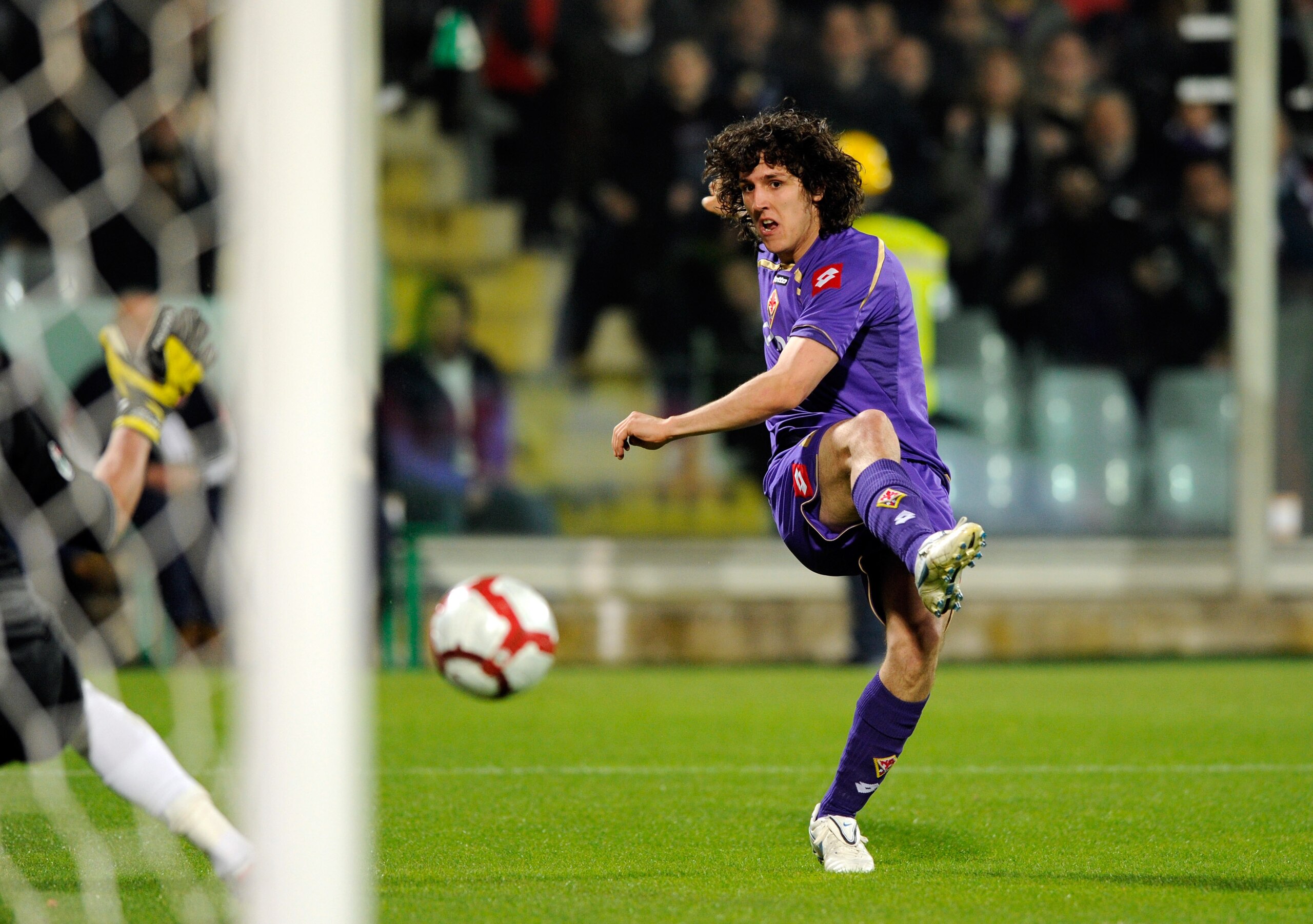 FLORENCE, ITALY - APRIL 10:  Stevan Jovetic of ACF Fiorentina during the Serie A match between ACF Fiorentina and FC Internazionale Milano at Stadio Artemio Franchi on April 10, 2010 in Florence, Italy.  (Photo by Claudio Villa/Getty Images)