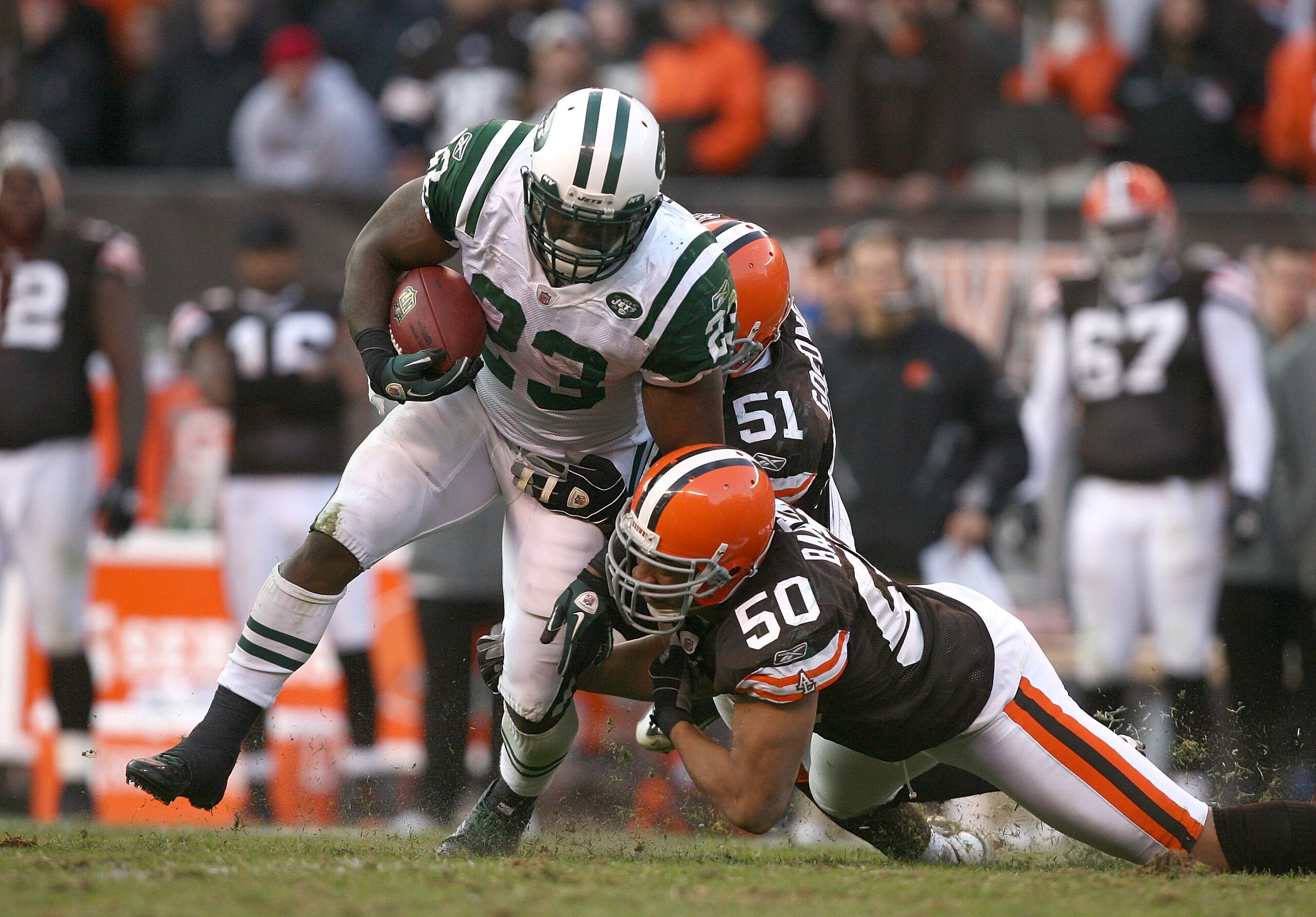 CLEVELAND - NOVEMBER 14:  Running back Shonn Greene #23 of the New York Jets runs by Eric Barton #50 and Chris Gocong #51 of the Cleveland Browns  at Cleveland Browns Stadium on November 14, 2010 in Cleveland, Ohio.  (Photo by Matt Sullivan/Getty Images)