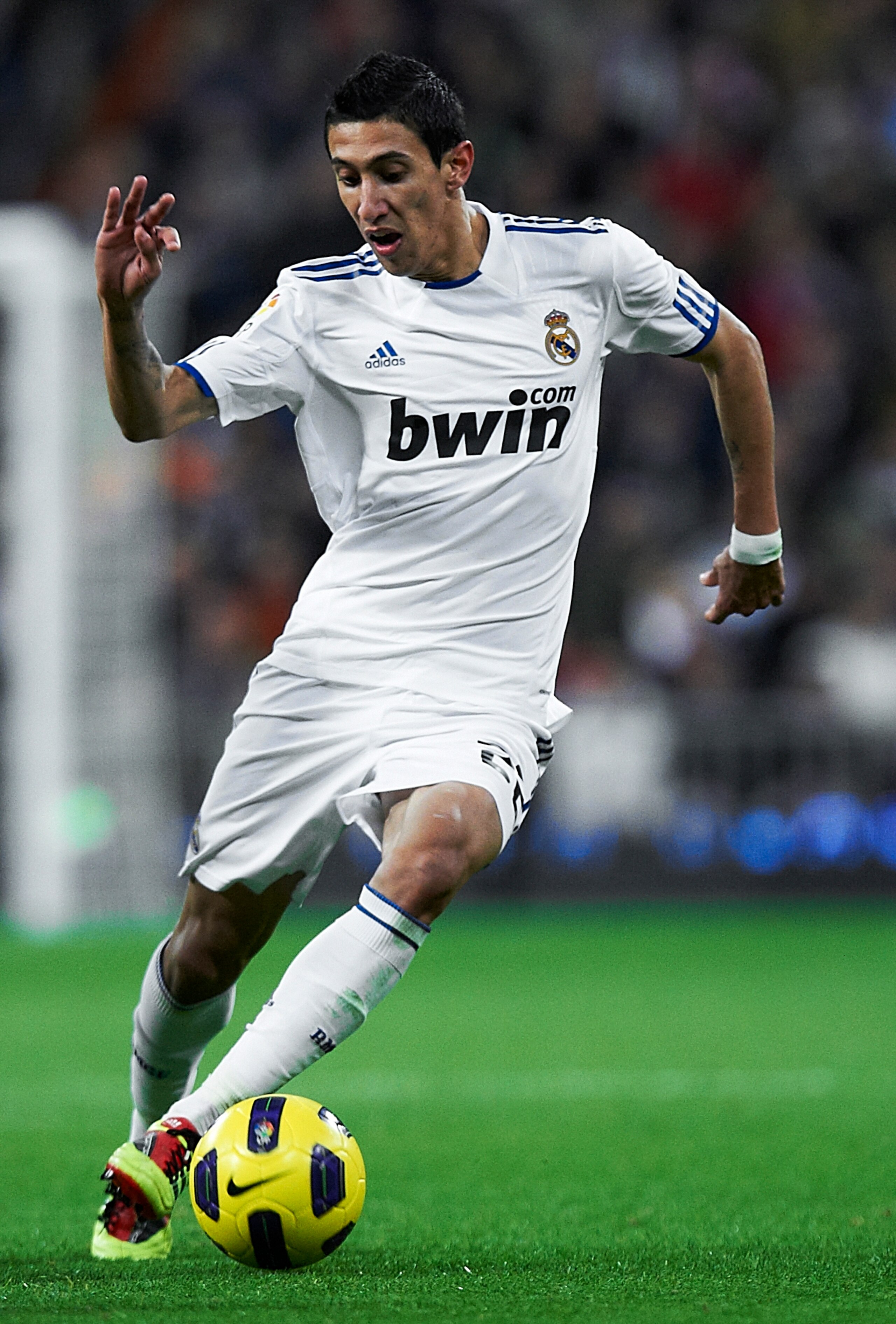 MADRID, SPAIN - NOVEMBER 20:  Angel Di Maria of Real Madrid controls the ball during the La Liga match between Real Madrid and Athletic Bilbao at Estadio Santiago Bernabeu on November 20, 2010 in Madrid, Spain. Real Madrid won 5-1.  (Photo by Manuel Queim