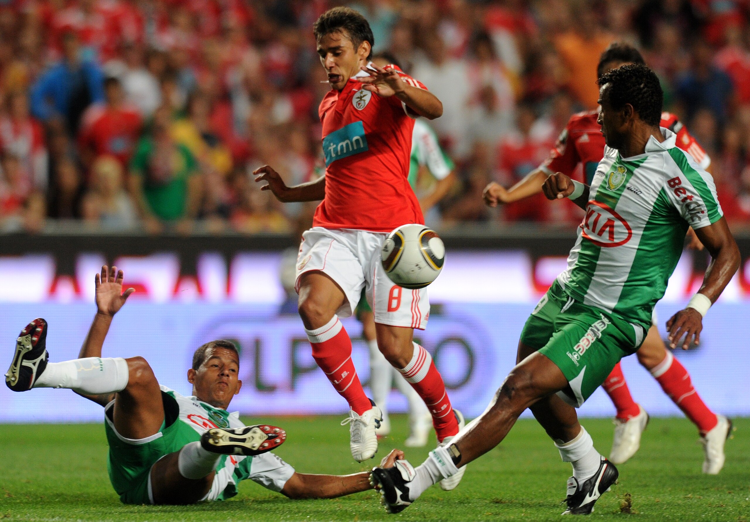 LISBON, PORTUGAL - AUGUST 28:  Eduardo Salvio of Benfica controls the ball during the Portuguese Liga match between Vitoria Setubal and Benfica at Luz Stadium on August 28, 2010 in Lisbon, Portugal.  (Photo by Patricia de Melo/EuroFootball/Getty Images)