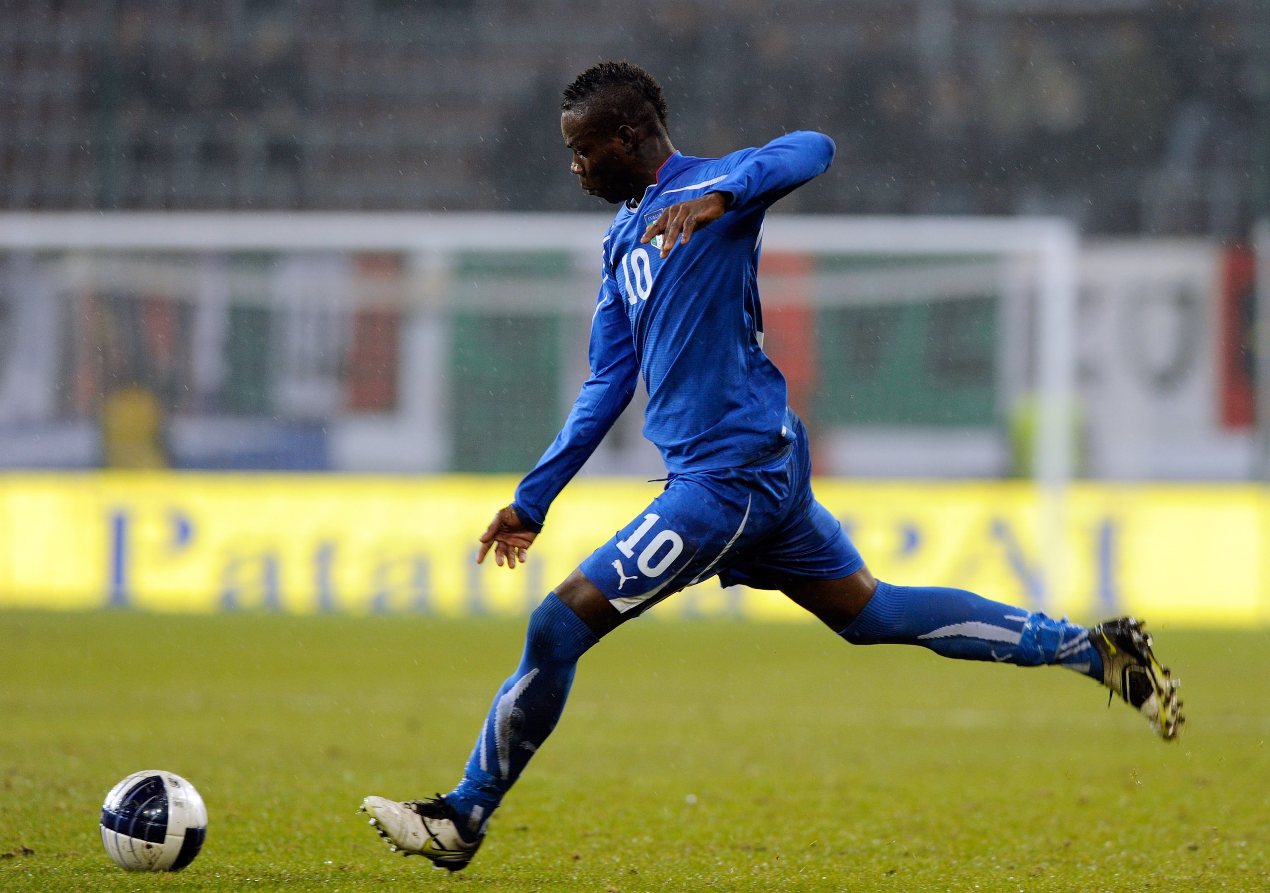 KLAGENFURT, AUSTRIA - NOVEMBER 17:  Mario Balotelli of Italy during the international friendly match between Italy and Romania at Hypo-Arena on November 17, 2010 in Klagenfurt, Austria.  (Photo by Claudio Villa/Getty Images)
