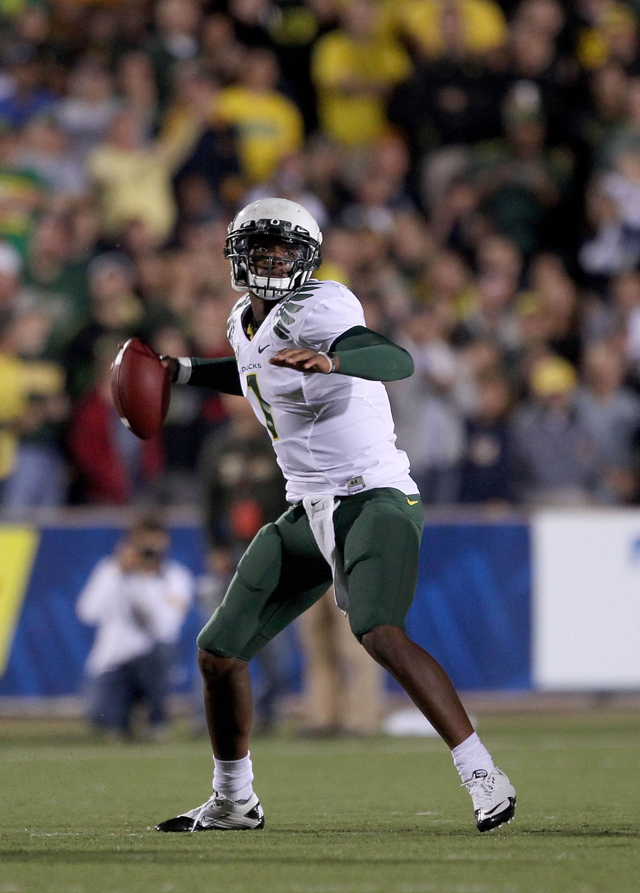 BERKELEY, CA - NOVEMBER 13:  Darron Thomas #1 of the Oregon Ducks in action during their game against the California Golden Bears  at California Memorial Stadium on November 13, 2010 in Berkeley, California.  (Photo by Ezra Shaw/Getty Images)