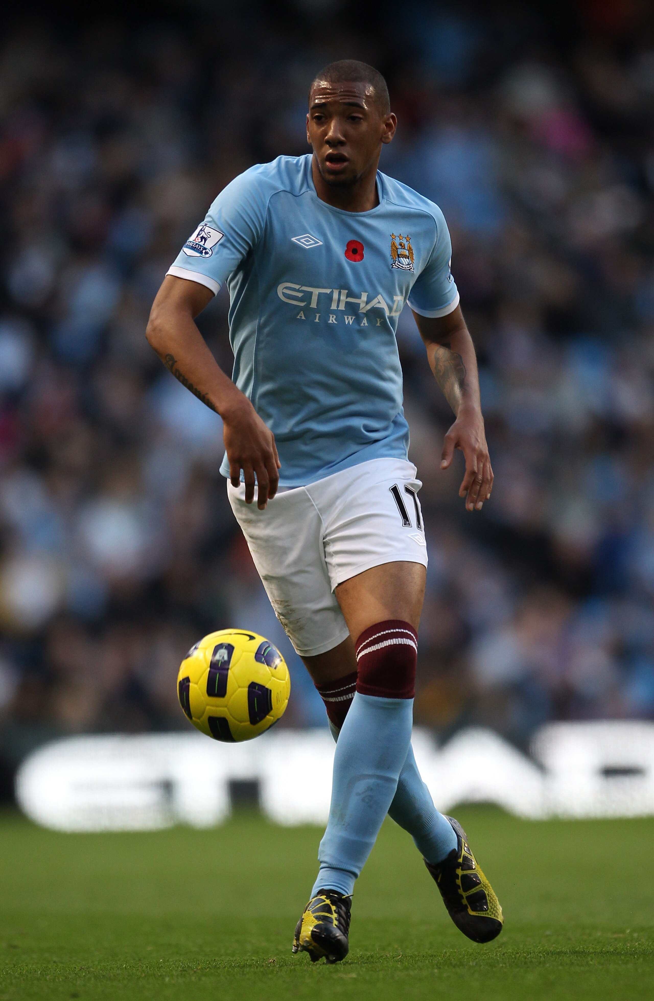MANCHESTER, ENGLAND - NOVEMBER 13:  Jerome Boateng of Manchester City controls the ball during the Barclays Premier League match between Manchester City and Birmingham City at City of Manchester Stadium on November 13, 2010 in Manchester, England.  (Photo