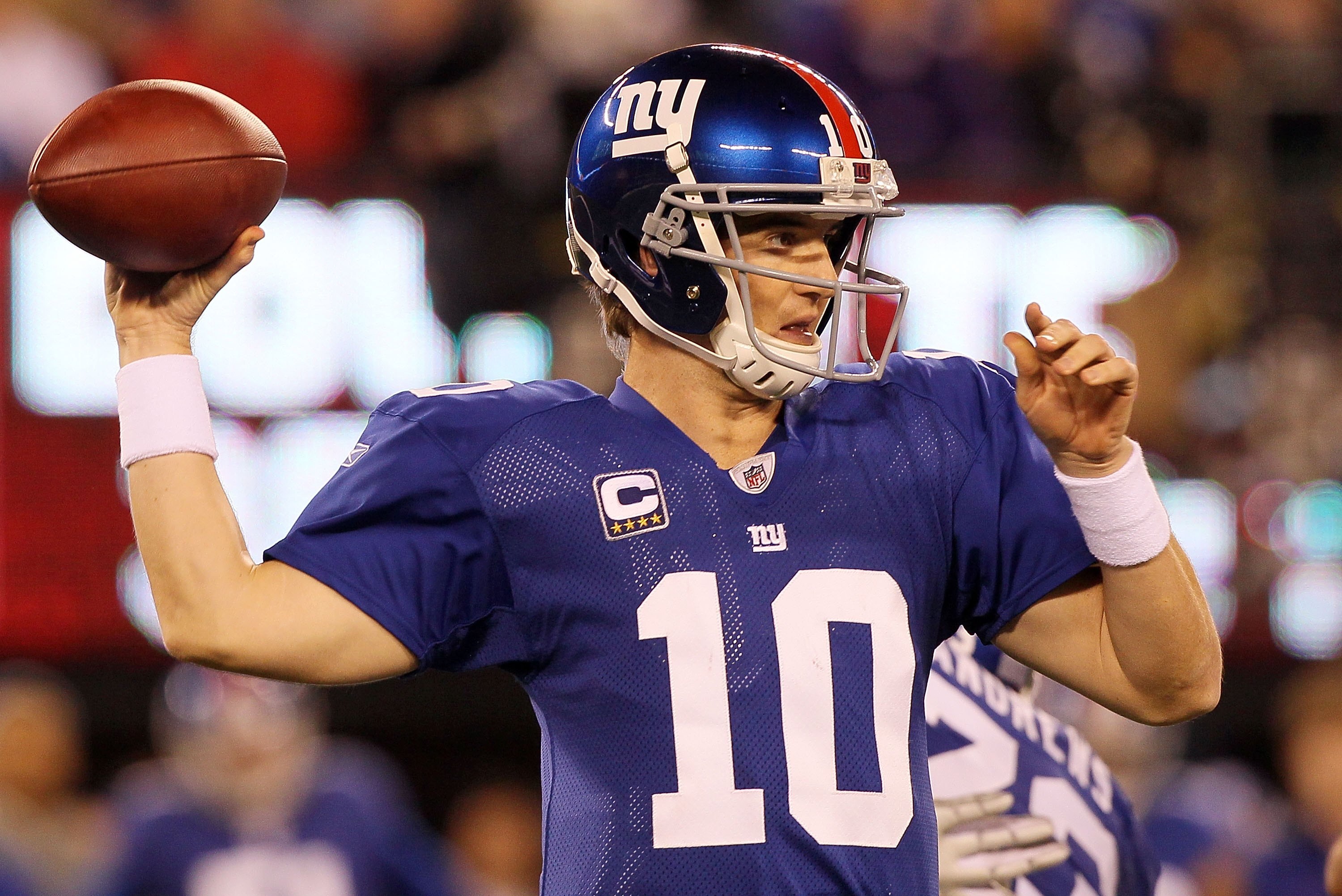EAST RUTHERFORD, NJ - NOVEMBER 14:  Eli Manning #10 of the New York Giants throws a pass against the Dallas Cowboys on November 14, 2010 at the New Meadowlands Stadium in East Rutherford, New Jersey.  (Photo by Jim McIsaac/Getty Images)