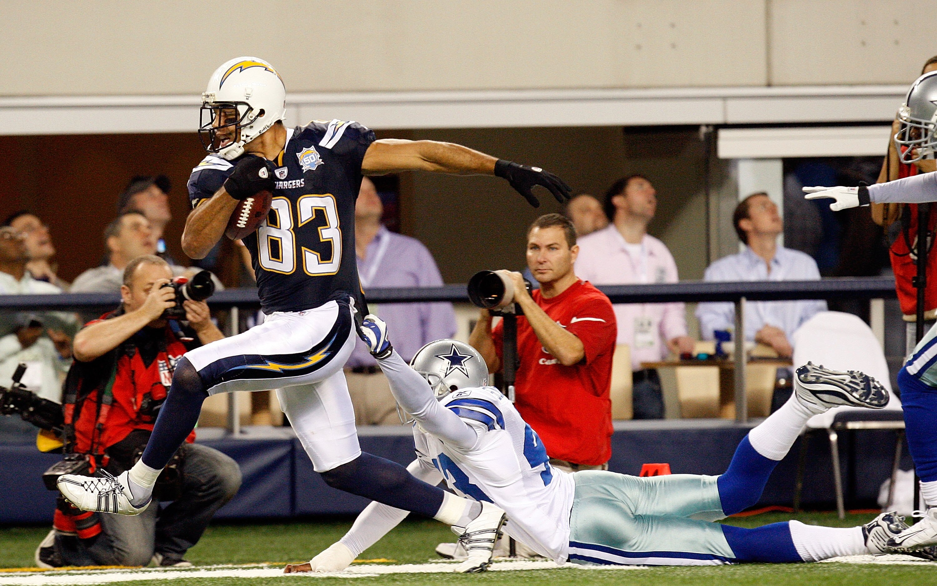 ARLINGTON, TX - DECEMBER 13:  Wide receiver Vincent Jackson #83 of the San Diego Chargers makes a pass reception against Gerald Sensabaugh #43 of the Dallas Cowboys at Cowboys Stadium on December 13, 2009 in Arlington, Texas.  (Photo by Ronald Martinez/Ge