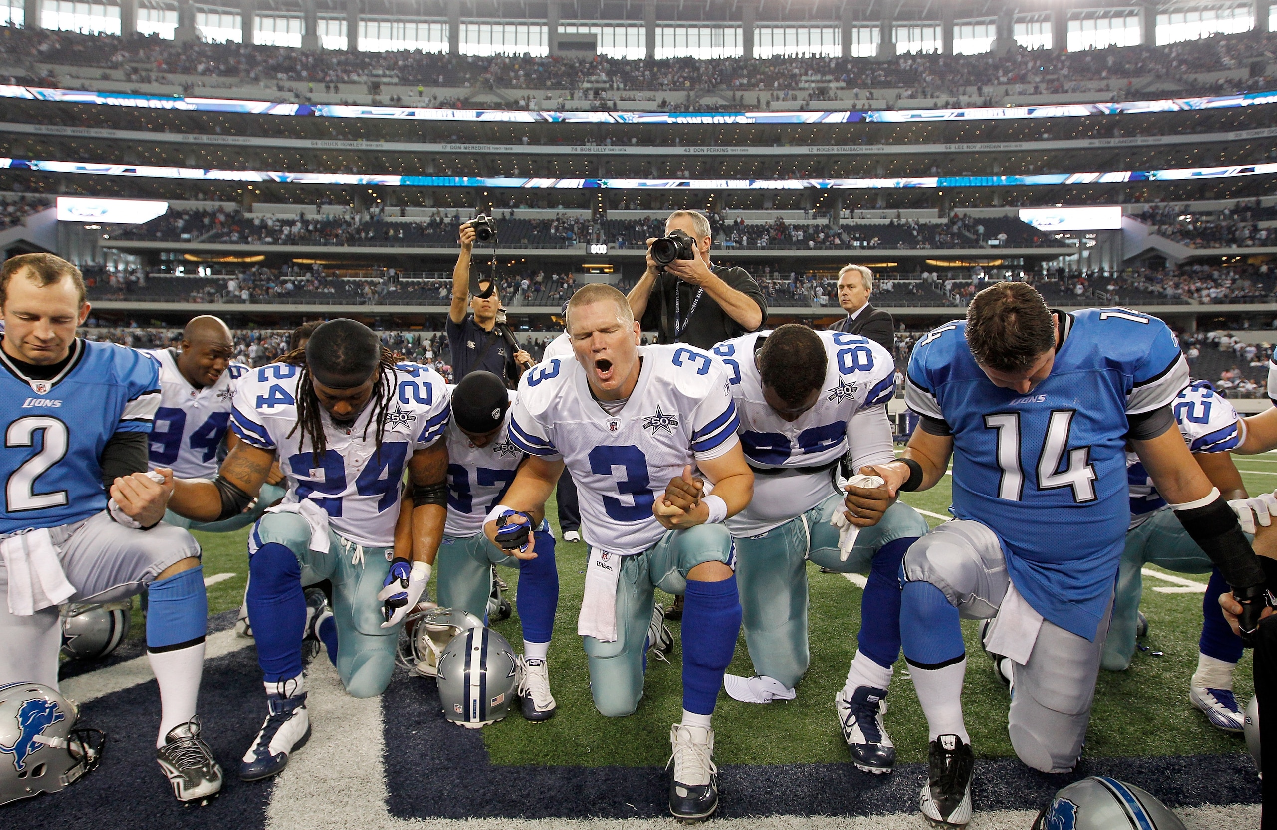 ARLINGTON, TX - NOVEMBER 21:  Quarterback Jon Kitna (C) #3 of the Dallas Cowboys leads a team prayer with (l-r) punter Nick Harris #2, linebacker DeMarcus Ware #94, running back Marion Barber #24, cornerback Bryan McCain #37, wide receiver Dez Bryant #88,