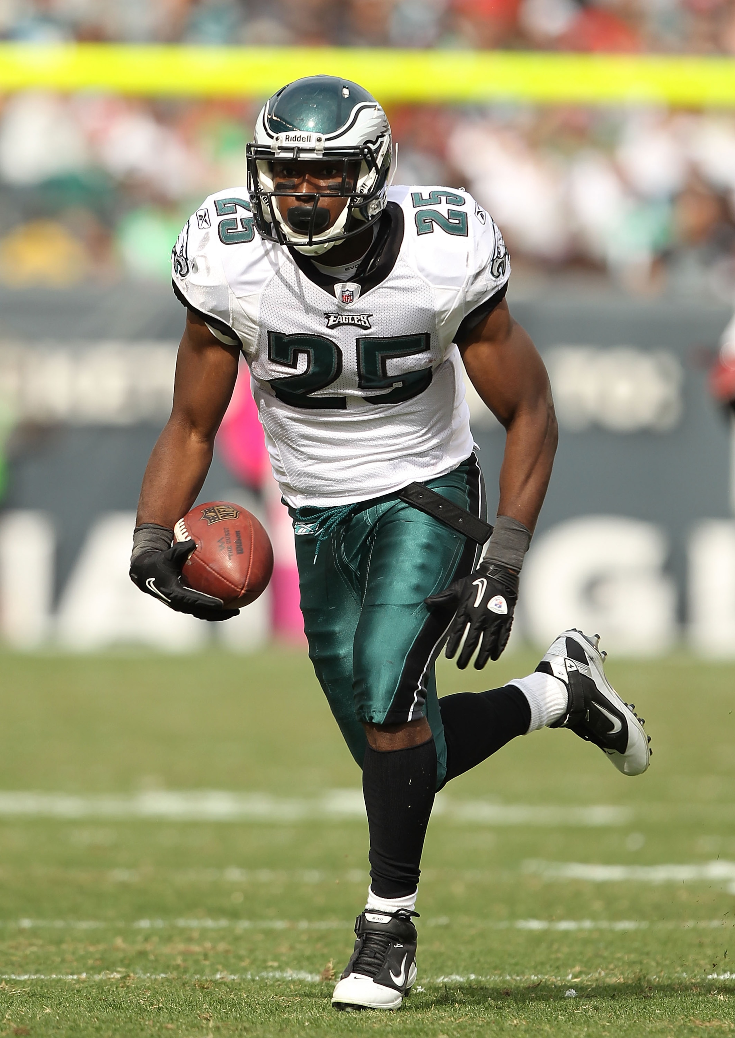 PHILADELPHIA - OCTOBER 17:  LeSean McCoy #25 of the Philadelphia Eagles in action against the Atlanta Falcons during their game at Lincoln Financial Field on October 17, 2010 in Philadelphia, Pennsylvania.  (Photo by Al Bello/Getty Images)