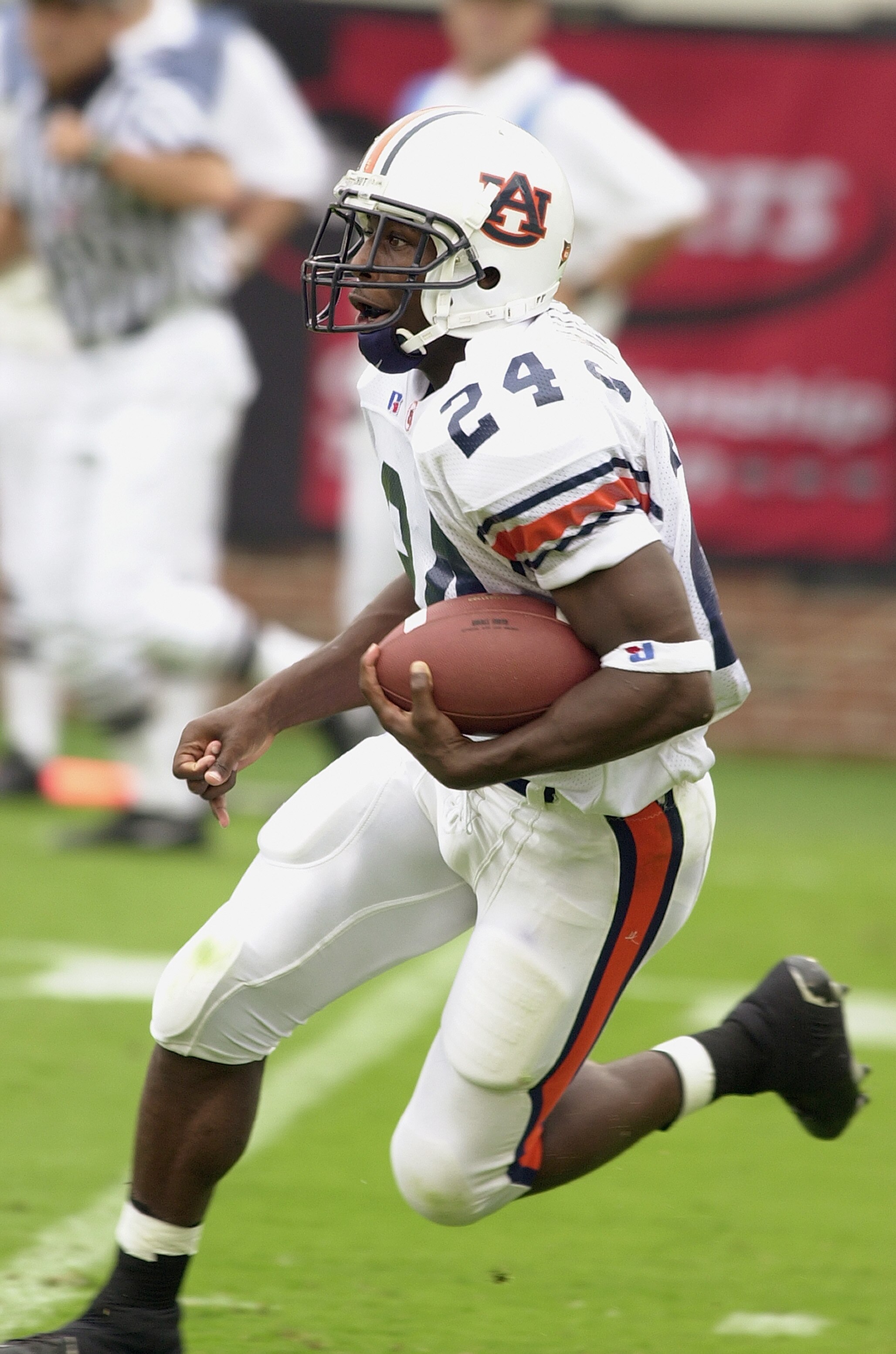 GEORGIA, ATLANTA - SEPTEMBER 6:  Running back Carnell Williams #24 of the Auburn Tigers runs with the ball during the game against the Georgia Tech Yellow Jackets on September 6, 2003 at Bobby Dodd Stadium/Grant Field in Atlanta, Georgia. The Yellow Jacke