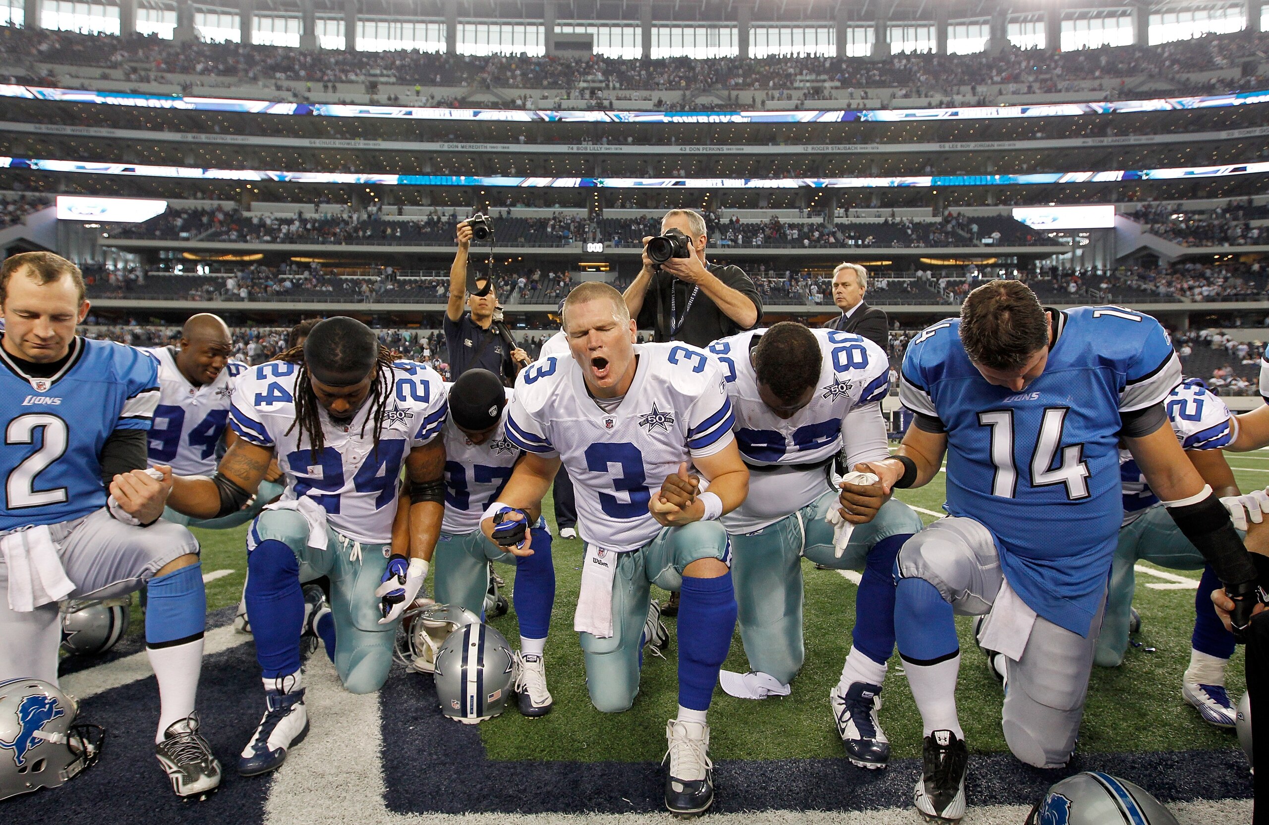 ARLINGTON, TX - NOVEMBER 21:  Quarterback Jon Kitna (C) #3 of the Dallas Cowboys leads a team prayer with (l-r) punter Nick Harris #2, linebacker DeMarcus Ware #94, running back Marion Barber #24, cornerback Bryan McCain #37, wide receiver Dez Bryant #88,