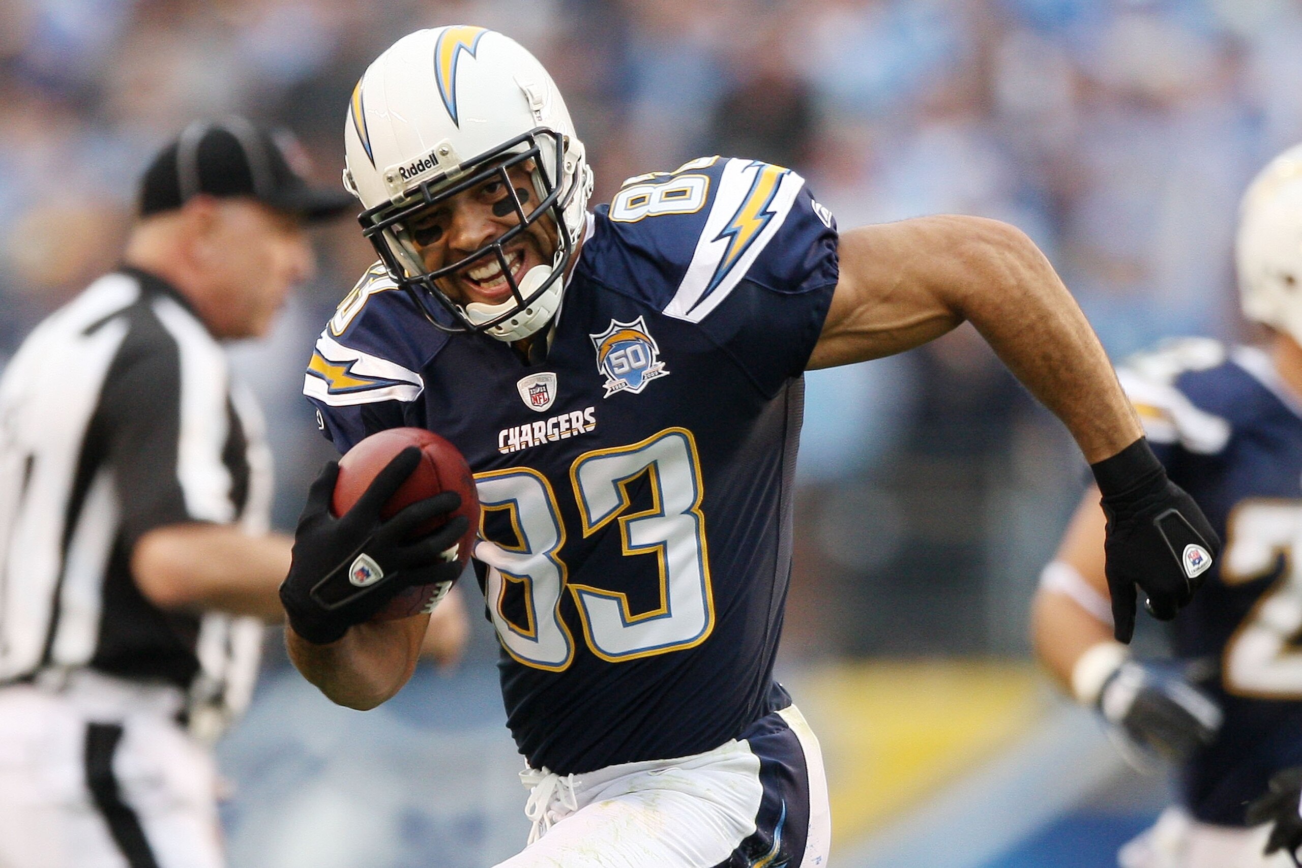 SAN DIEGO - JANUARY 17:  Wide receiver Vincent Jackson #83 of the San Diego Chargers runs with the ball after a catch against the New York Jets during  AFC Divisional Playoff Game at Qualcomm Stadium on January 17, 2010 in San Diego, California.  (Photo b