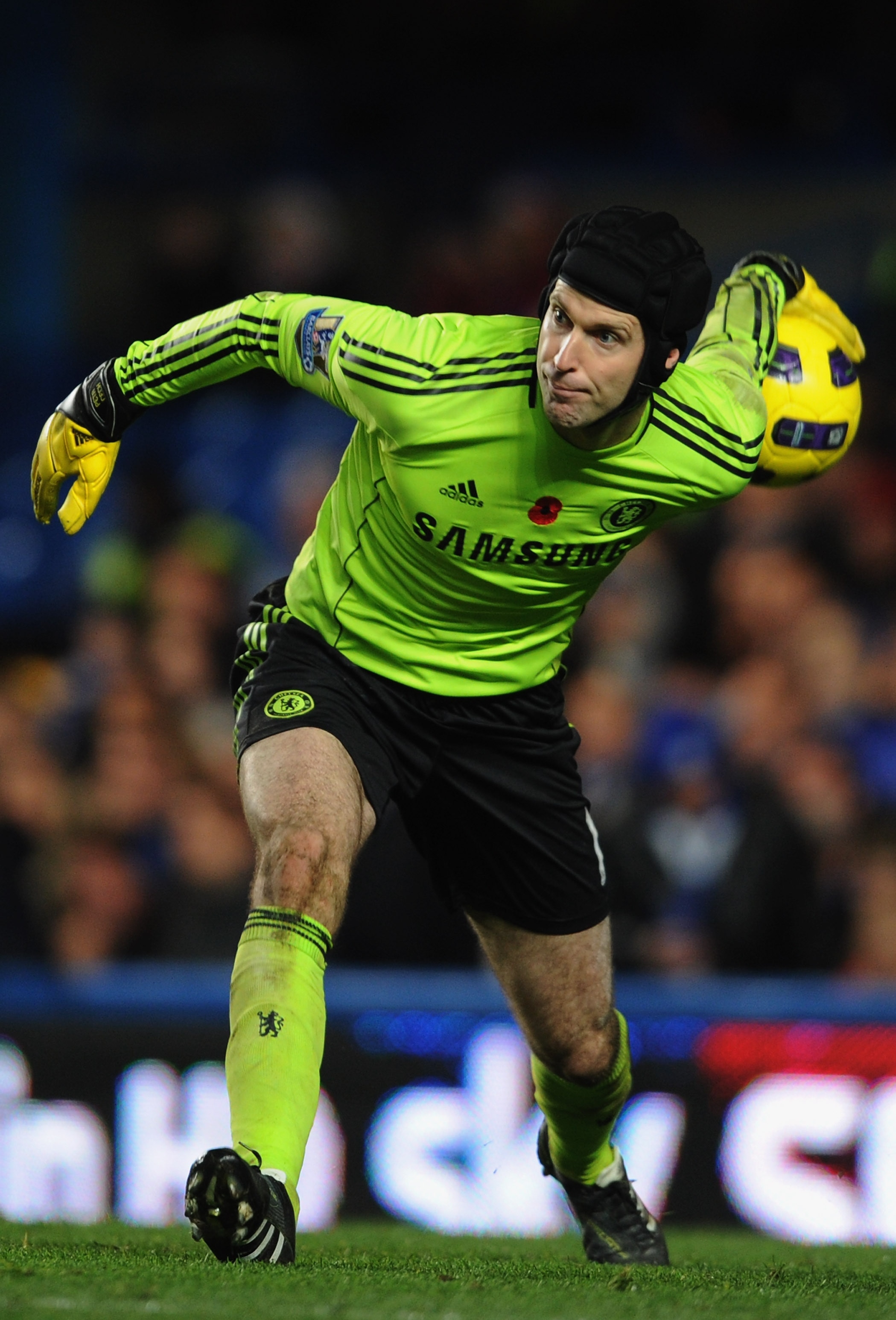 LONDON, ENGLAND - NOVEMBER 14:  Petr Cech of Chelsea in action during the Barclays Premier League match between Chelsea and Sunderland at Stamford Bridge on November 14, 2010 in London, England.  (Photo by Michael Regan/Getty Images)