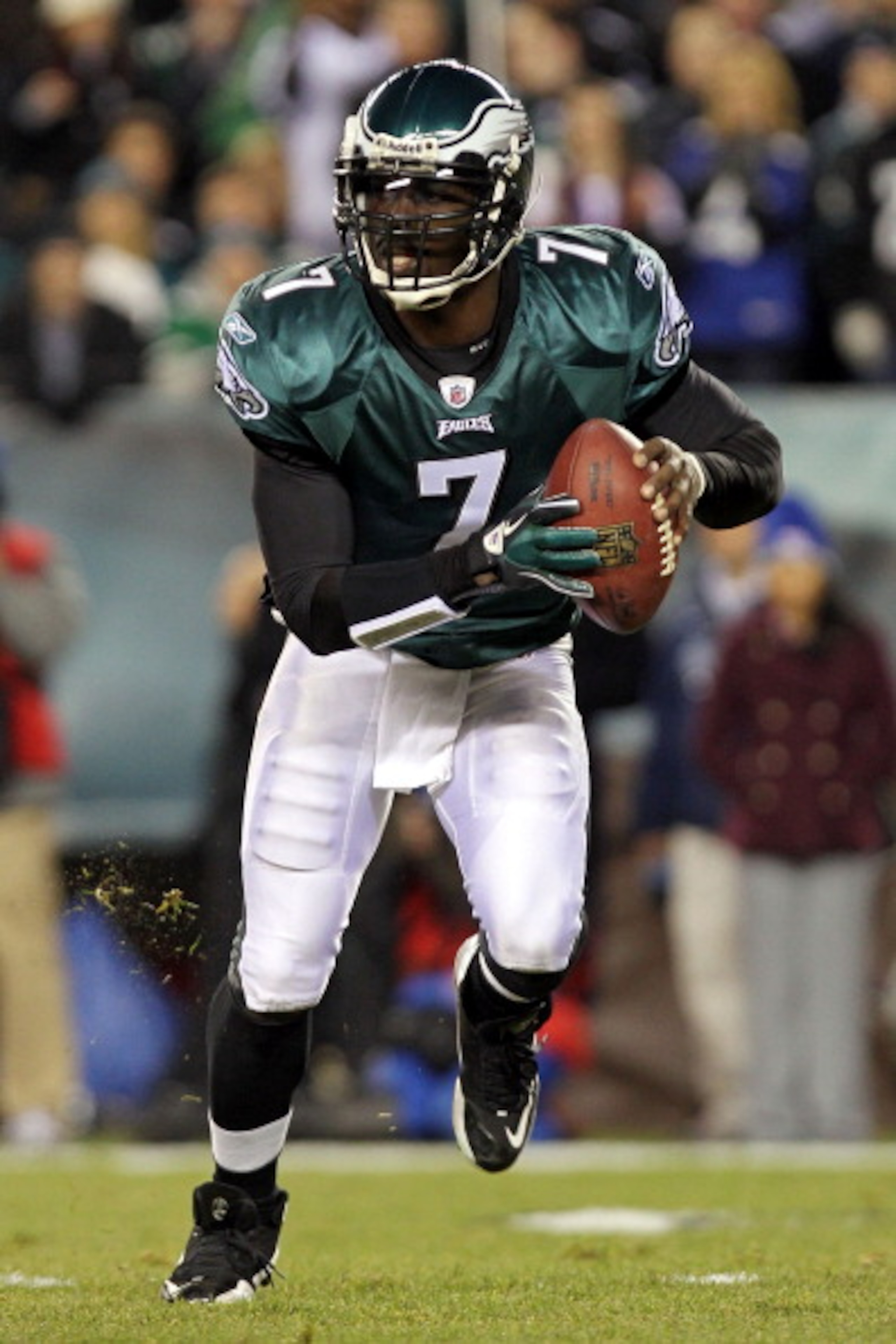 PHILADELPHIA - NOVEMBER 21: Michael Vick #7 of the Philadelphia Eagles runs with the ball against the New York Giants at Lincoln Financial Field on November 21, 2010 in Philadelphia, Pennsylvania. (Photo by Nick Laham/Getty Images) PHILADELPHIA - NOVEMBER 21: Michael Vick #7 of the Philadelphia Eagles runs with the ball against the New York Giants at Lincoln Financial Field on November 21, 2010 in Philadelphia, Pennsylvania. (Photo by Nick Laham/Getty Images)