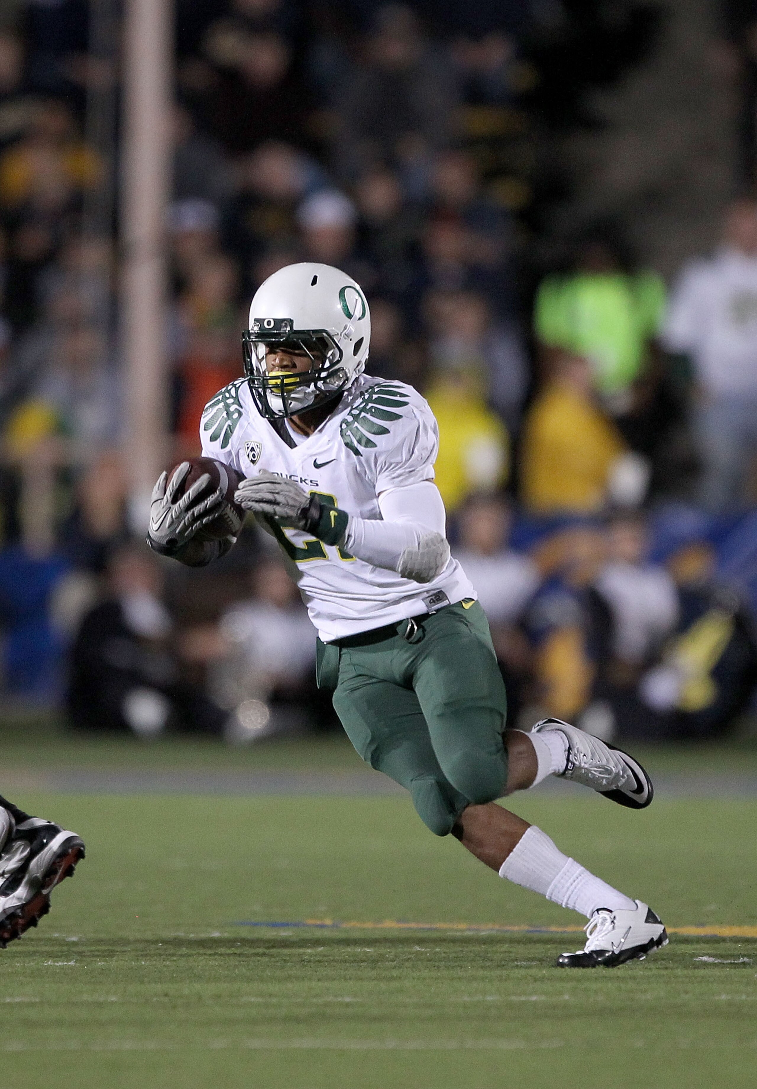 BERKELEY, CA - NOVEMBER 13:  LaMichael James #21 of the Oregon Ducks in action during their game against the California Golden Bears  at California Memorial Stadium on November 13, 2010 in Berkeley, California.  (Photo by Ezra Shaw/Getty Images)