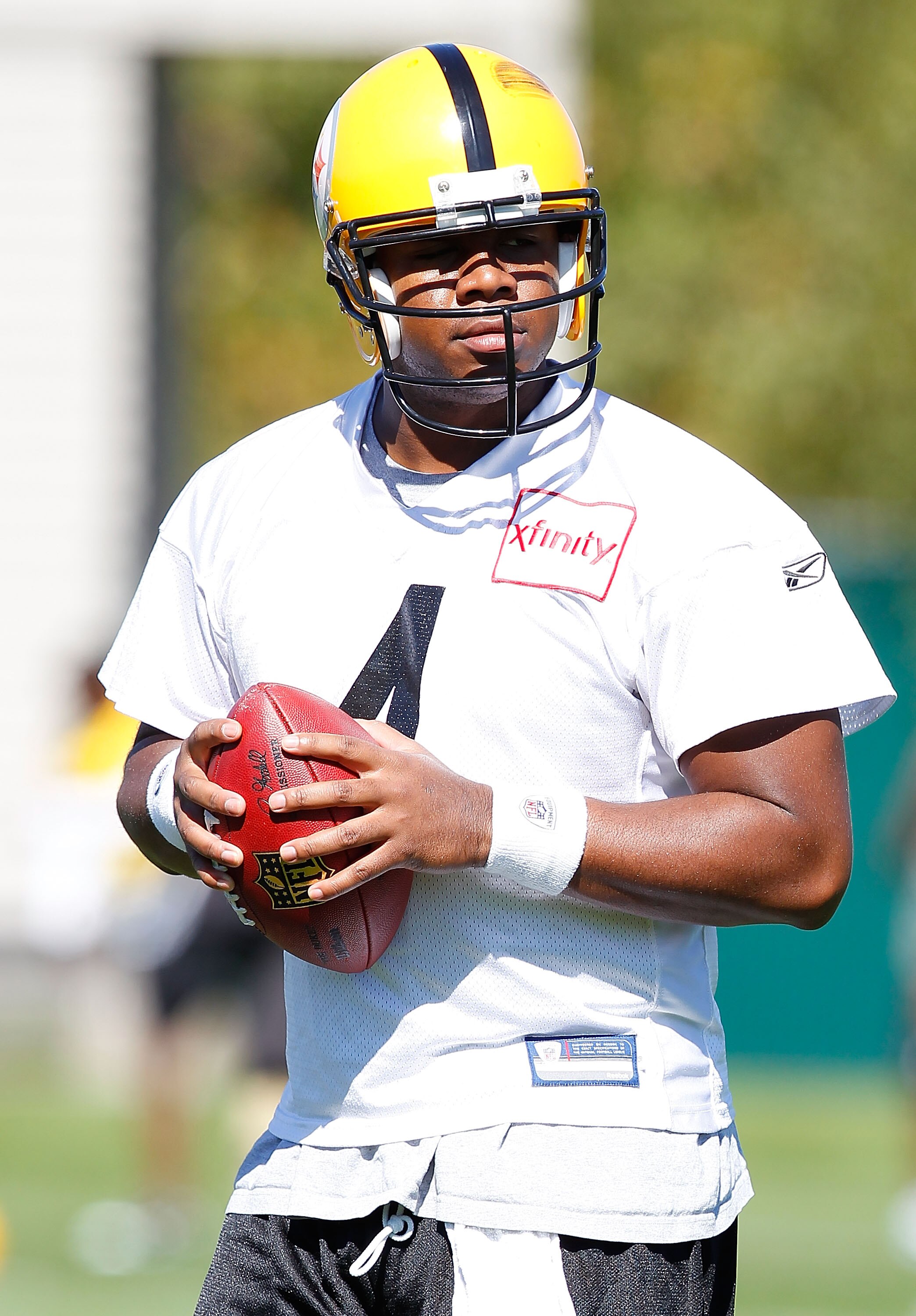 PITTSBURGH - OCTOBER 13:  Byron Leftwich #4 of the Pittsburgh Steelers practices at the Pittsburgh Steelers South Side training facility on October 13, 2010 in Pittsburgh, Pennsylvania.  (Photo by Jared Wickerham/Getty Images)