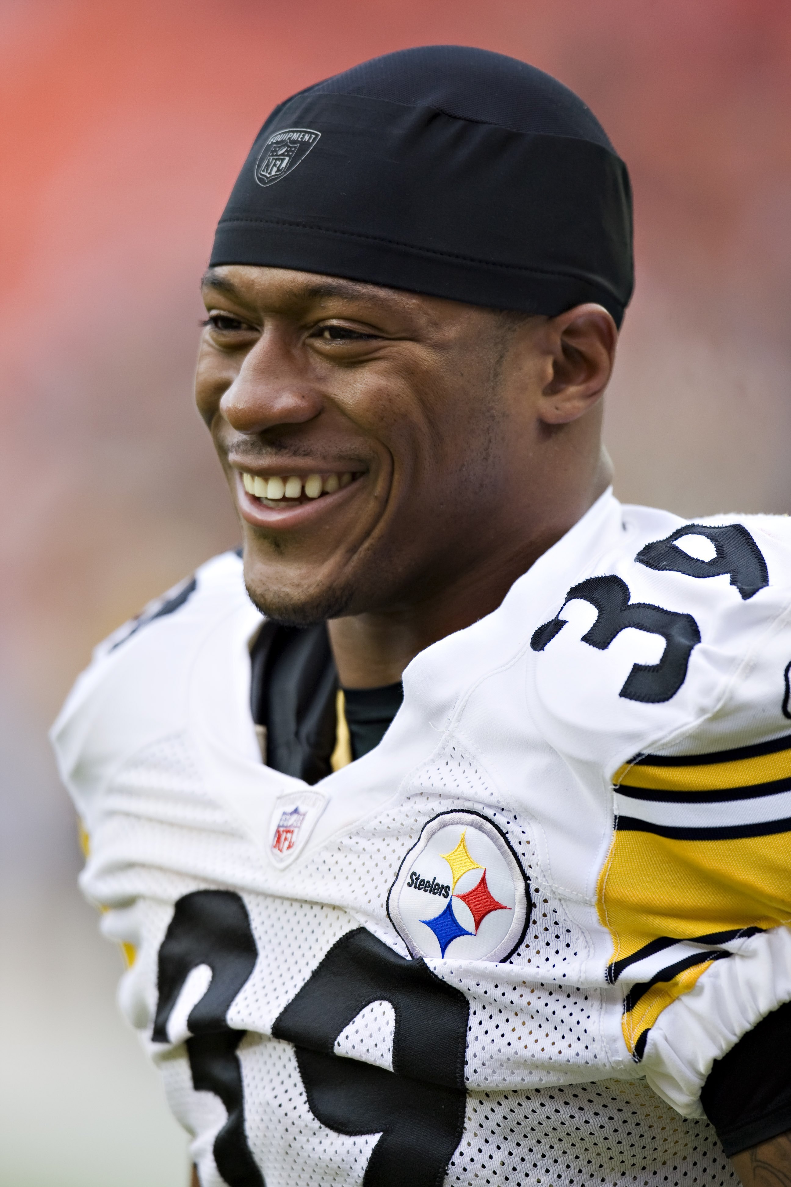 KANSAS CITY, MO - NOVEMBER 22:  Running back Willie Parker #39 of the Pittsburgh Steelers warming up before a game against the Kansas City Chiefs at Arrowhead Stadium on November 22, 2009 in Kansas City, Missouri.  The Chiefs defeated the Steelers 27-24.