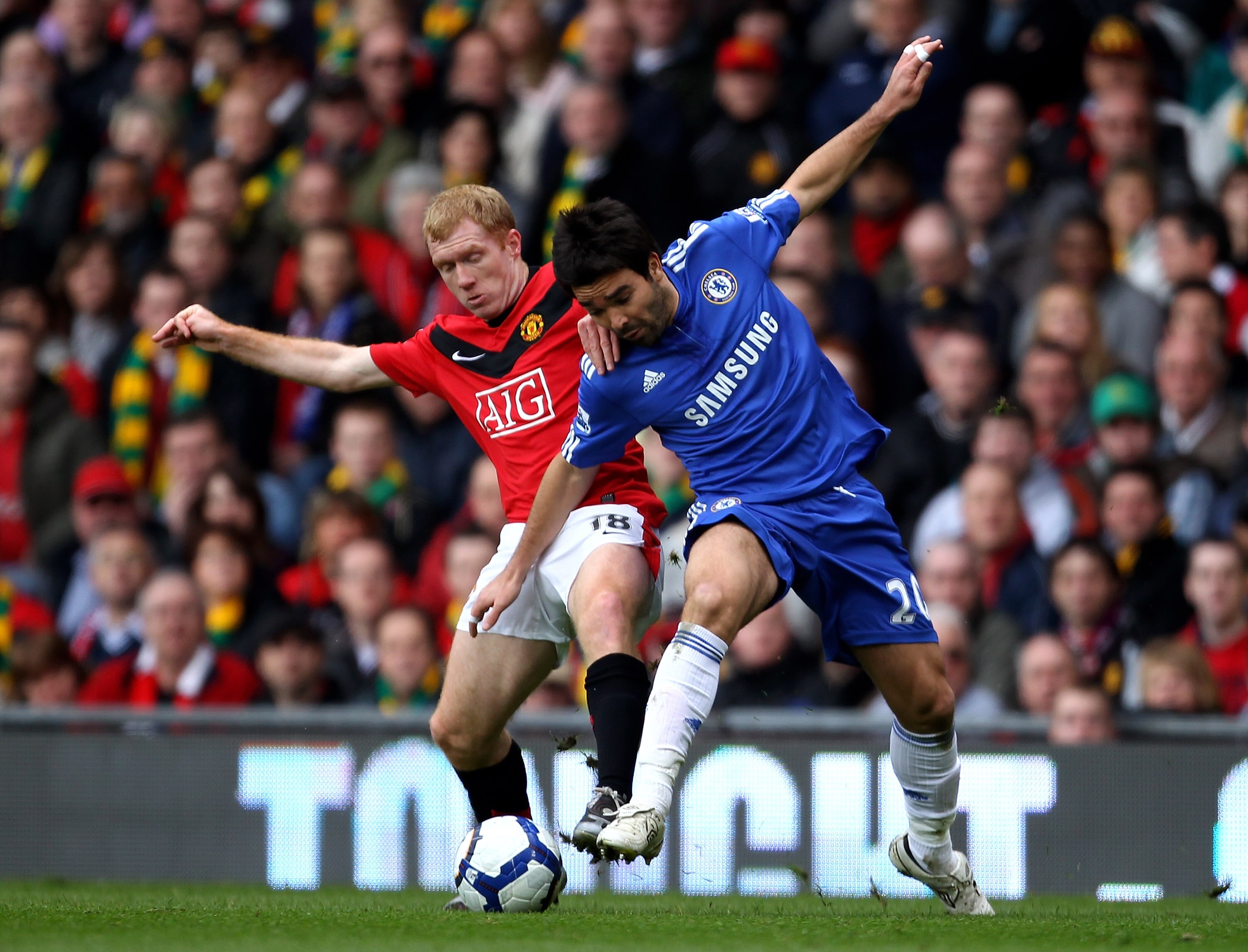 MANCHESTER, ENGLAND - APRIL 03:  Paul Scholes of Manchester United tussles for posesion with Deco of Chelsea during the Barclays Premier League match between Manchester United and Chelsea at Old Trafford on April 3, 2010 in Manchester, England. (Photo by 