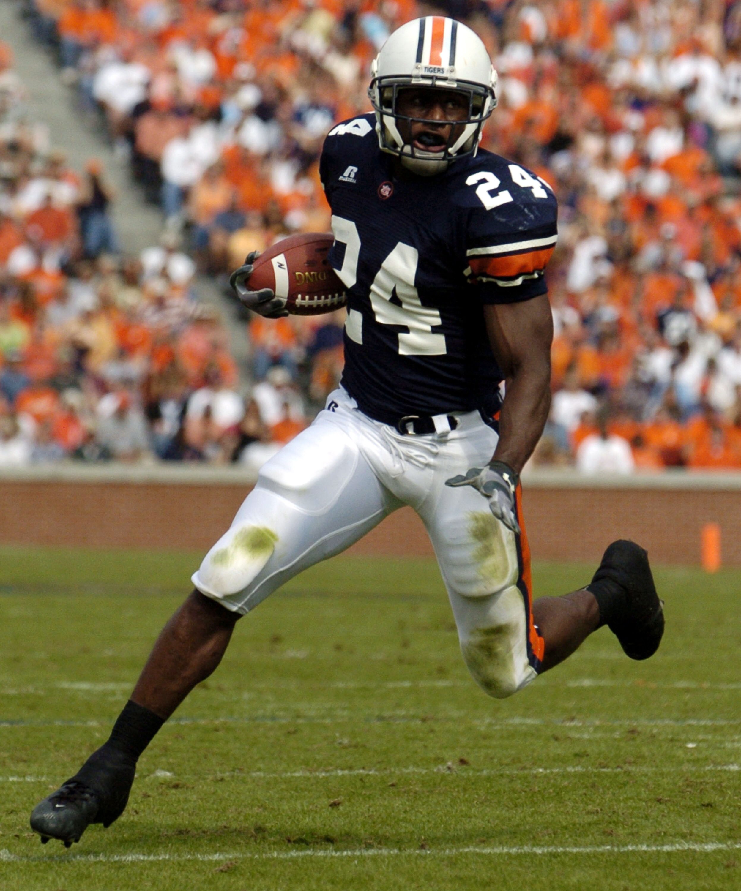 AUBURN, AL - OCTOBER 23:  Carnell Williams #24 of the Auburn Tigers runs for a touchdown against the Kentucky Wildcats on October 23, 2004 at Jordan-Hare stadium in Auburn, Alabama.  (Photo by Chris Graythen/Getty Images)