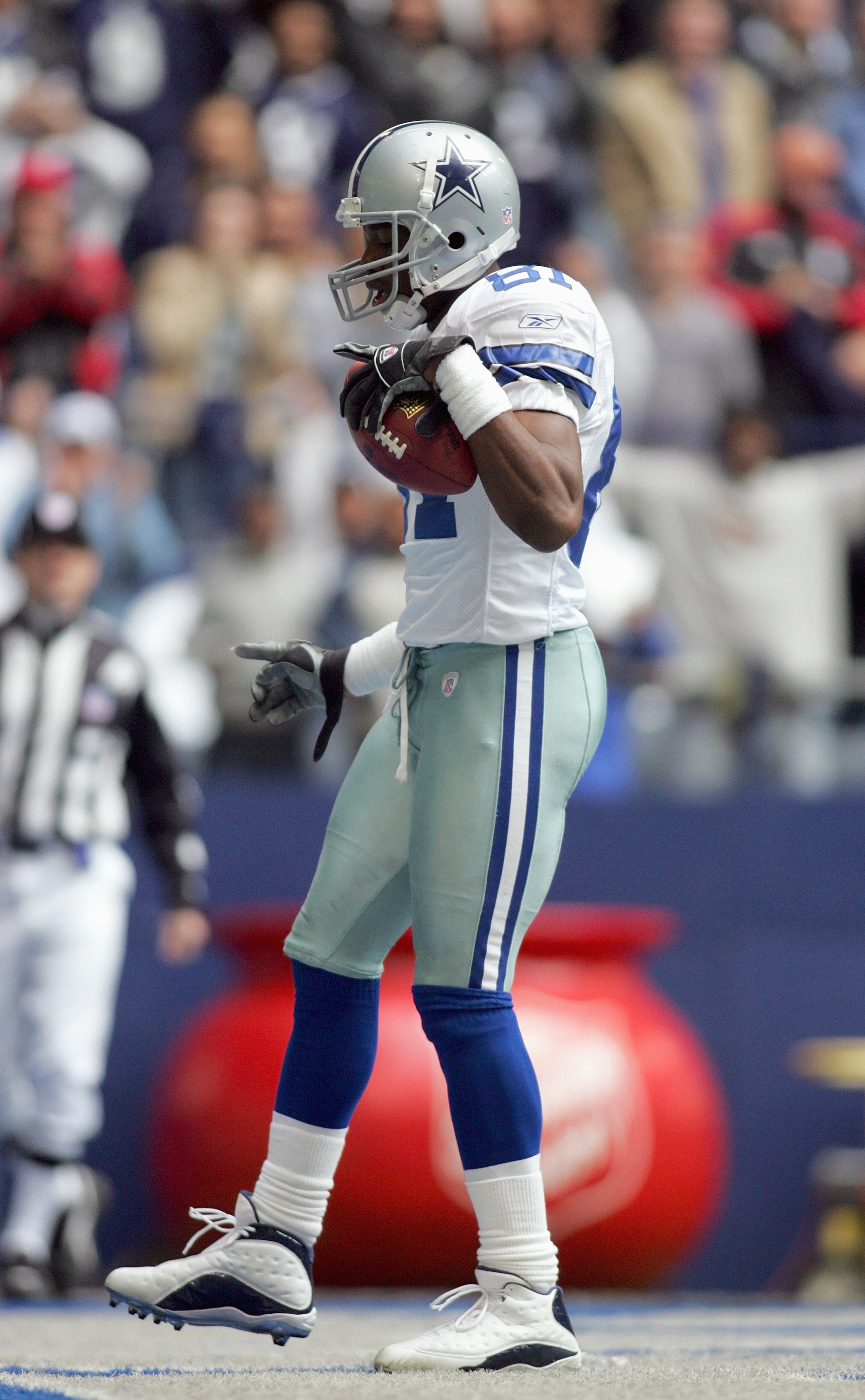 DALLAS - DECEMBER 31: Wide receiver Terrell Owens #81 of the Dallas Cowboys celebrates after a 56 yard touchdown pass against the Detroit Lions at Texas Stadium on December 31, 2006 in Dallas, Texas. (Photo by Ronald Martinez/Getty Images)