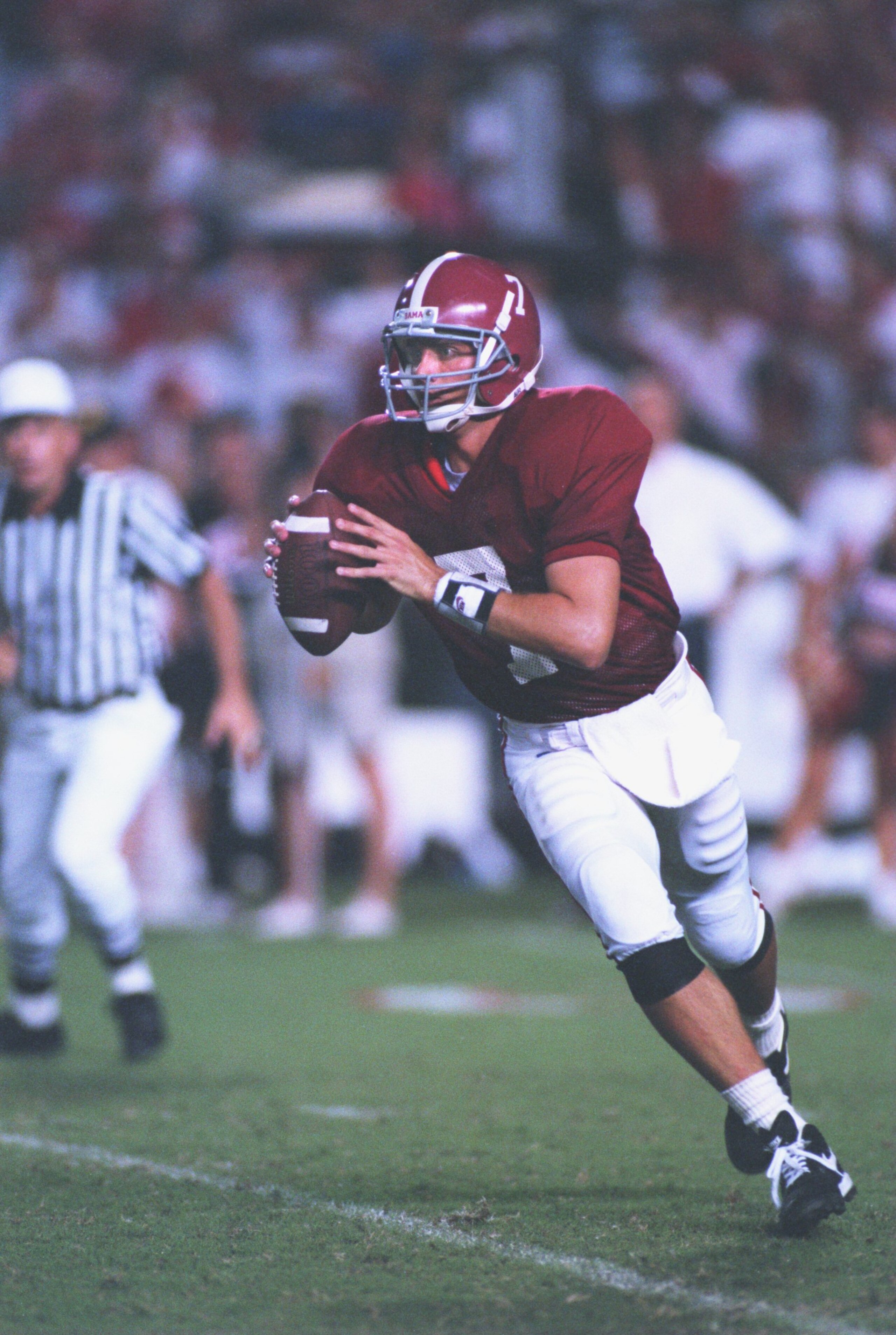 1 OCT 1994: ALABAMA QUARTERBACK JAY BARKER ROLLS OUT OF THE POCKET DURING THE CRIMSON TIDE'S 29-28 VICTORY OVER THE GEORGIA BULLDOGS AT BRYANT-DENNY STADIUM IN TUSCALOOSA, ALABAMA. Mandatory Credit: Rick Stewart/ALLSPORT 1 OCT 1994: ALABAMA QUARTERBACK JAY BARKER ROLLS OUT OF THE POCKET DURING THE CRIMSON TIDE'S 29-28 VICTORY OVER THE GEORGIA BULLDOGS AT BRYANT-DENNY STADIUM IN TUSCALOOSA, ALABAMA. Mandatory Credit: Rick Stewart/ALLSPORT