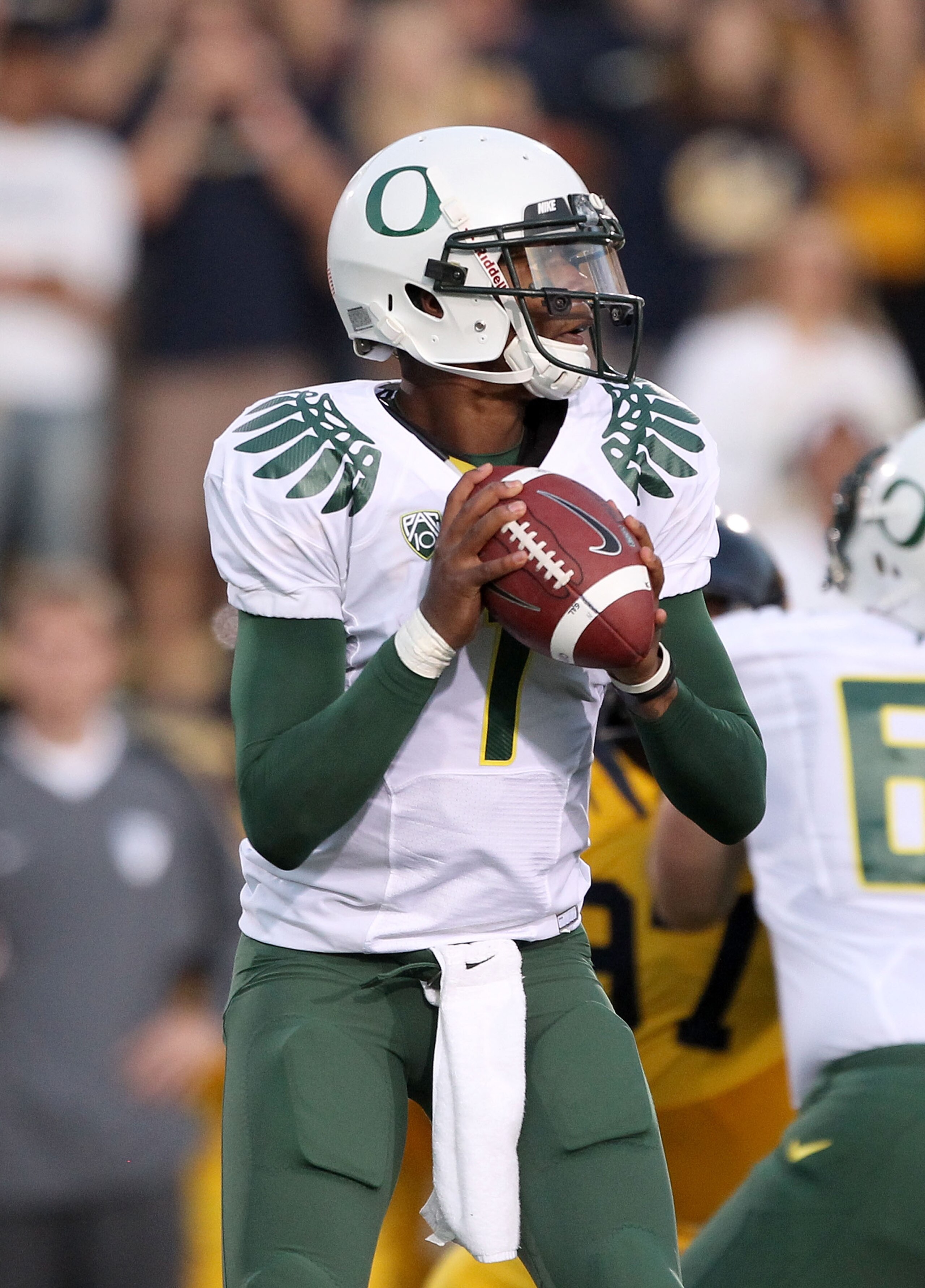 BERKELEY, CA - NOVEMBER 13:  Darron Thomas #1 of the Oregon Ducks in action during their game against the California Golden Bears  at California Memorial Stadium on November 13, 2010 in Berkeley, California.  (Photo by Ezra Shaw/Getty Images)