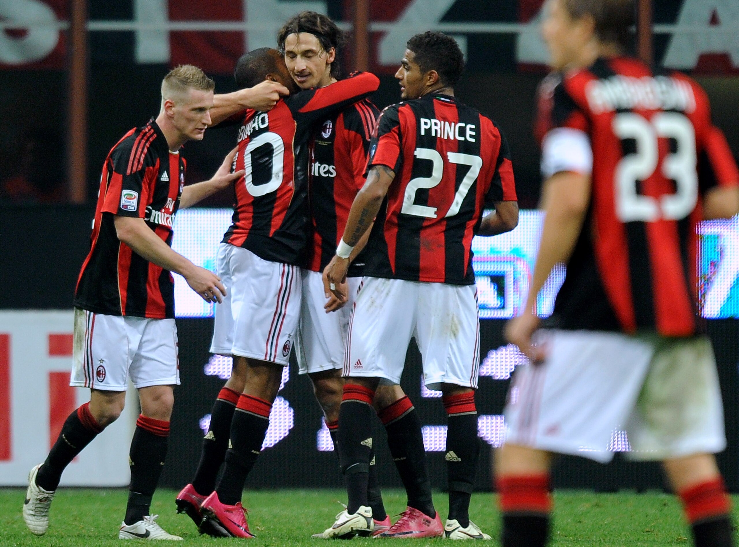 MILAN, ITALY - NOVEMBER 10: Robinho (2nd L) of Milan celebrates with his team mates after scoring his team's third goal during the Serie A match between AC Milan and US Citta di Palermo at Stadio Giuseppe Meazza on November 10, 2010 in Milan, Italy. (Ph MILAN, ITALY - NOVEMBER 10: Robinho (2nd L) of Milan celebrates with his team mates after scoring his team's third goal during the Serie A match between AC Milan and US Citta di Palermo at Stadio Giuseppe Meazza on November 10, 2010 in Milan, Italy. (Ph
