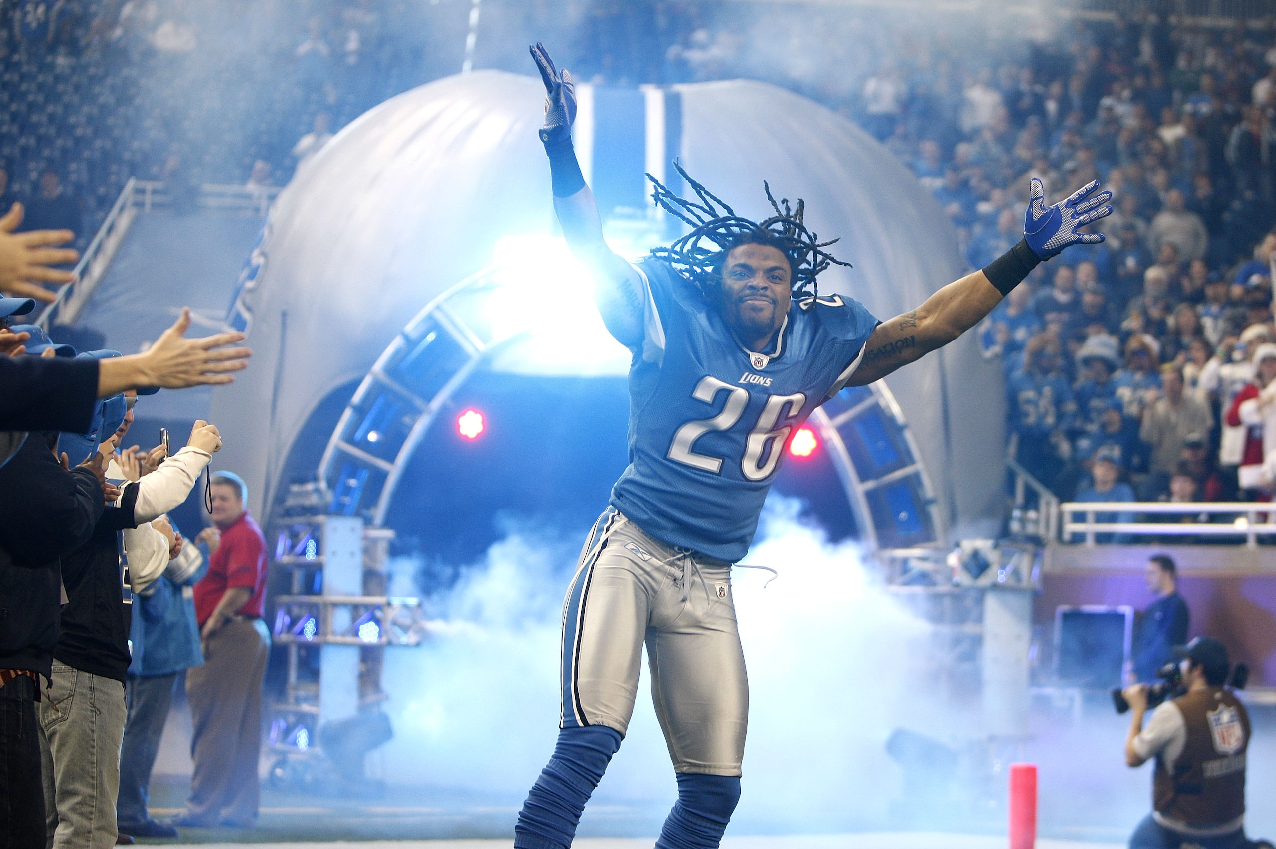DETROIT - DECEMBER 20: Louis Delmas #26 the Detroit Lions takes the field during player introductions prior to playing the Arizona Cardinals on December 20, 2009 at Ford Field in Detroit, Michigan. Arizona won the game 31-24. (Photo by Gregory Shamus/Get DETROIT - DECEMBER 20: Louis Delmas #26 the Detroit Lions takes the field during player introductions prior to playing the Arizona Cardinals on December 20, 2009 at Ford Field in Detroit, Michigan. Arizona won the game 31-24. (Photo by Gregory Shamus/Get