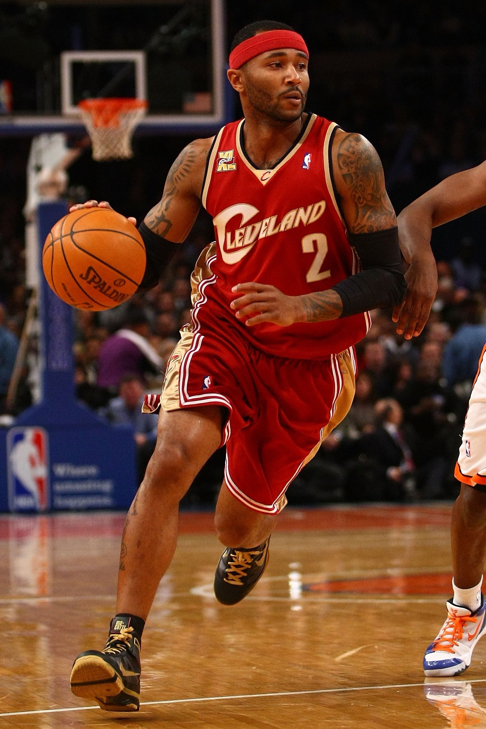 NEW YORK - NOVEMBER 06: Mo Williams #2 of the Cleveland Cavaliers drives to the basket against the New York Knicks at Madison Square Garden November 6, 2009 in New York City. NOTE TO USER: User expressly acknowledges and agrees that, by downloading and/or
