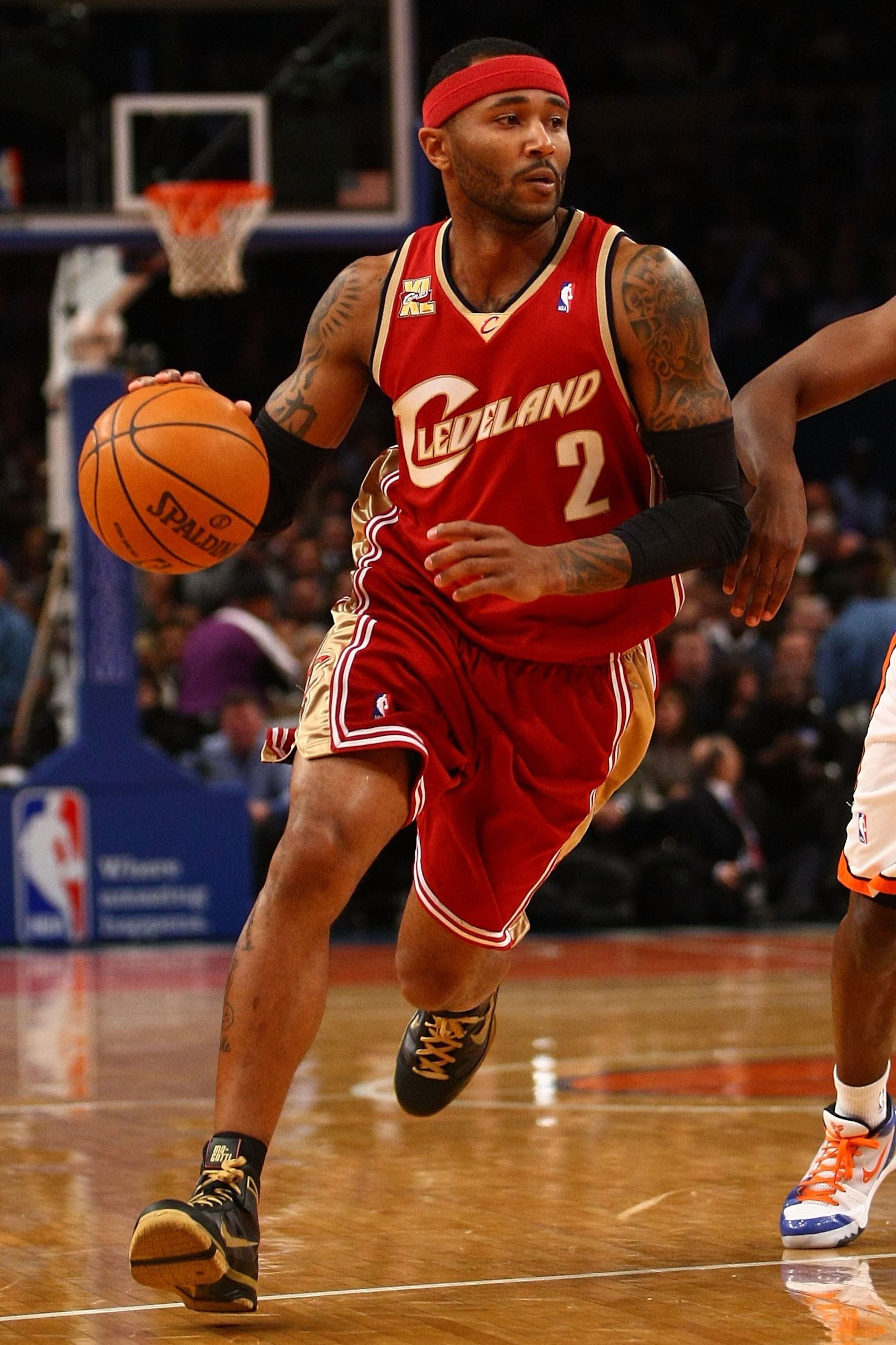 NEW YORK - NOVEMBER 06: Mo Williams #2 of the Cleveland Cavaliers drives to the basket against the New York Knicks at Madison Square Garden November 6, 2009 in New York City. NOTE TO USER: User expressly acknowledges and agrees that, by downloading and/or