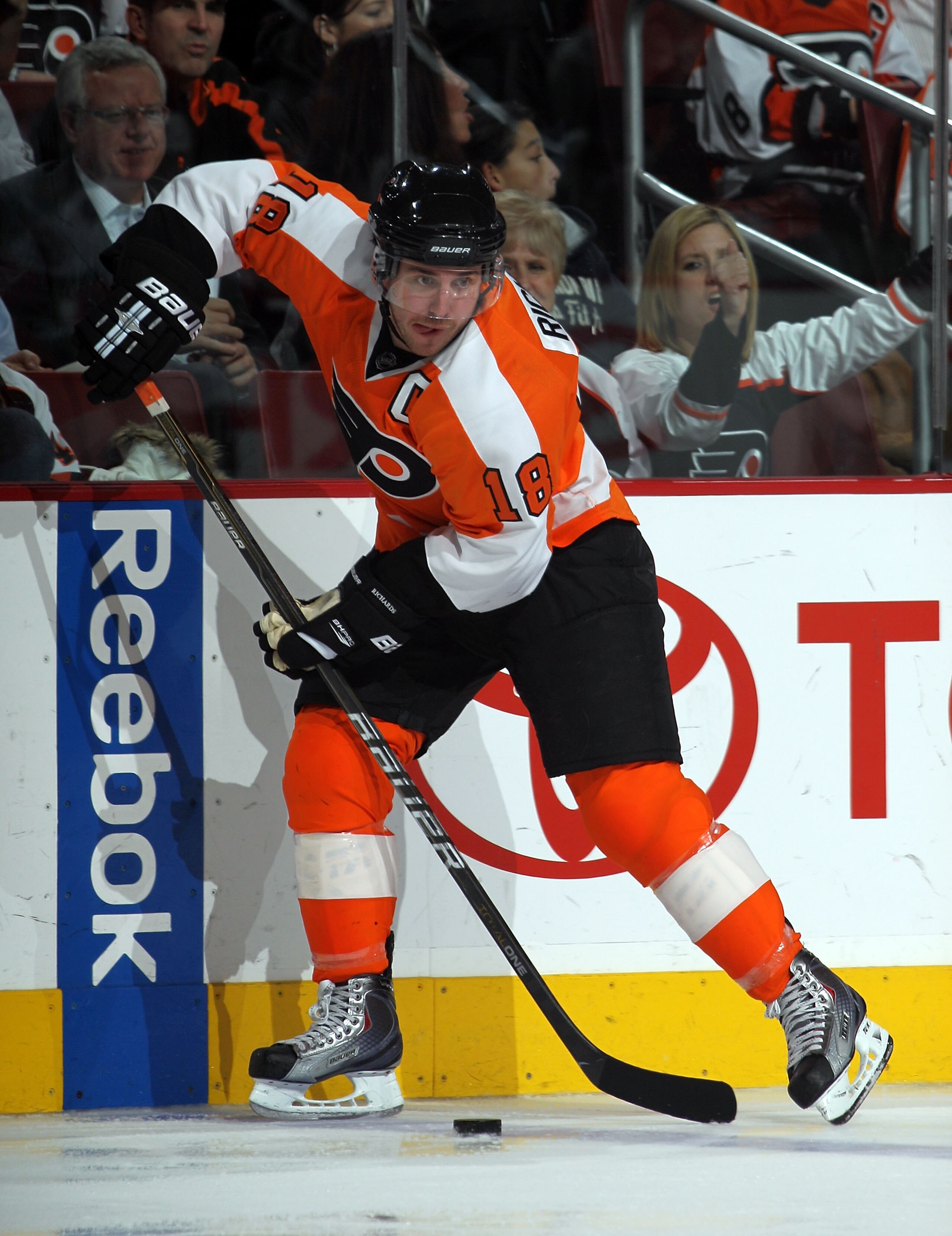 PHILADELPHIA - NOVEMBER 15:  Mike Richards #18 of the Philadelphia Flyers skates against the Ottawa Senators at the Wells Fargo Center on November 15, 2010 in Philadelphia, Pennsylvania.  (Photo by Bruce Bennett/Getty Images)