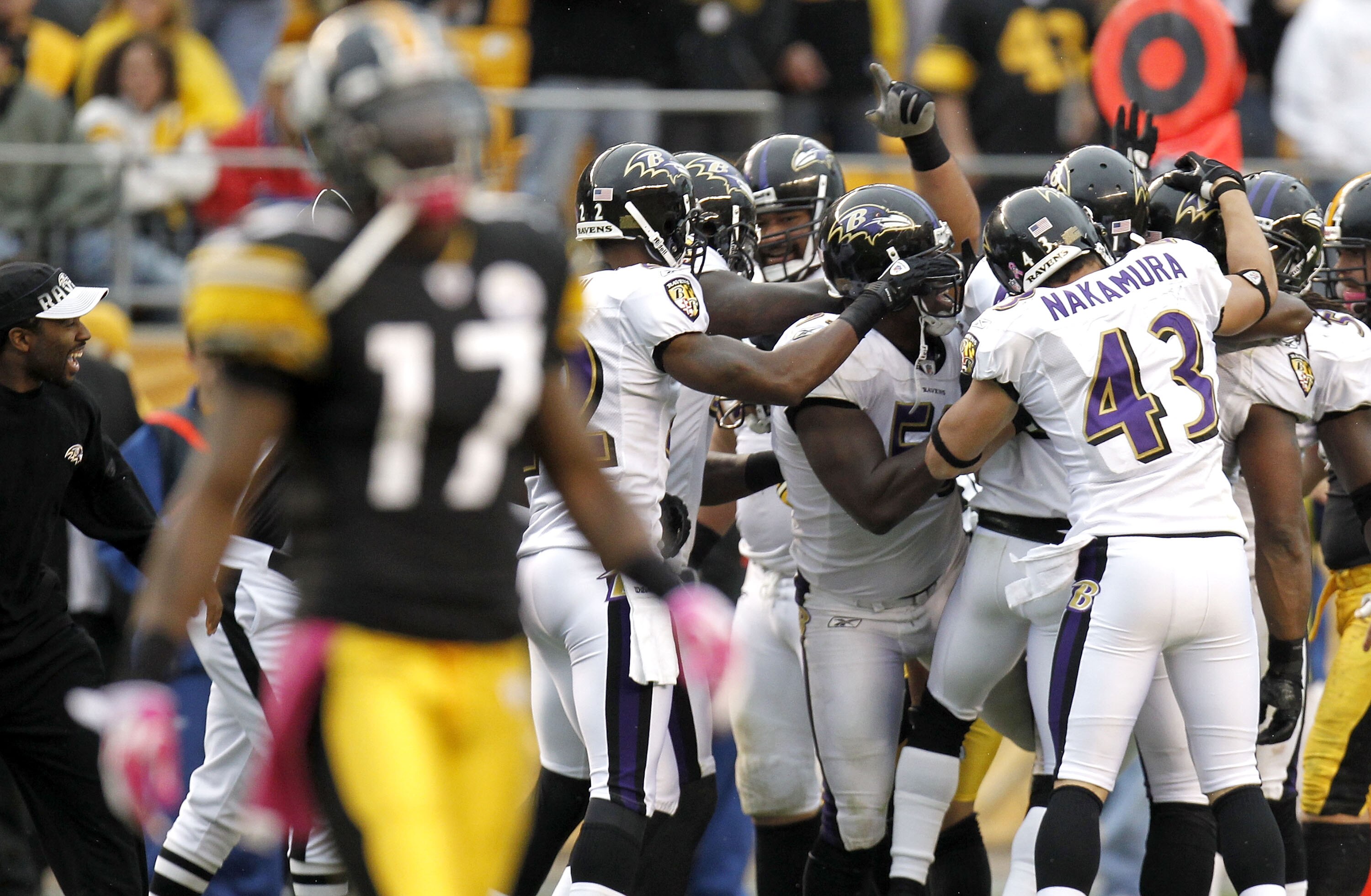PITTSBURGH - OCTOBER 03: The Baltimore Ravens celebrate a interception by Ray Lewis #52 with only seconds left in the fourth quarter behind Mike Wallace #17 of the Pittsburgh Steelers on October 3, 2010 at Heinz Field in Pittsburgh, Pennsylvania. Pittsbur