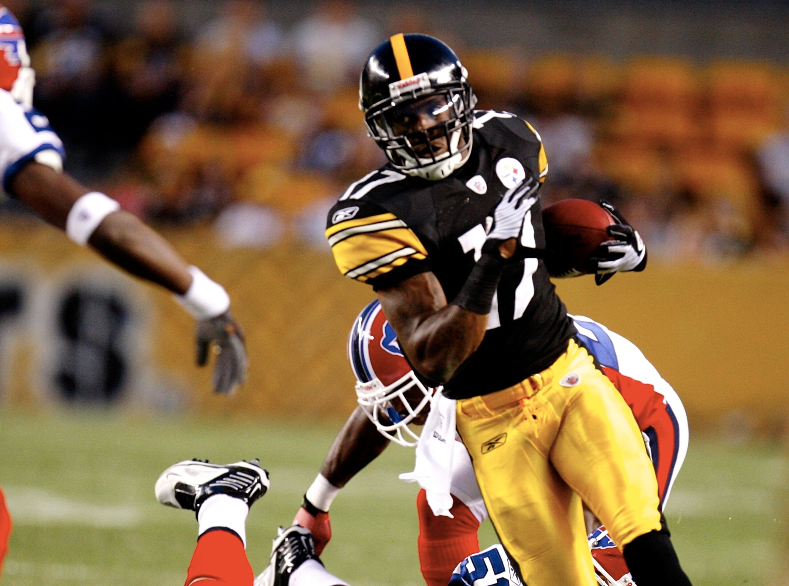 PITTSBURGH - AUGUST 29: Wide Reciever Mike Wallace #17 of the Pittsburgh Steelers carries the ball downfield in the first quarter during the game against the Buffalo Bills at Heinz Field on August 29, 2009 in Pittsburgh, Pennsylvania. (Photo by Gregory S PITTSBURGH - AUGUST 29: Wide Reciever Mike Wallace #17 of the Pittsburgh Steelers carries the ball downfield in the first quarter during the game against the Buffalo Bills at Heinz Field on August 29, 2009 in Pittsburgh, Pennsylvania. (Photo by Gregory S