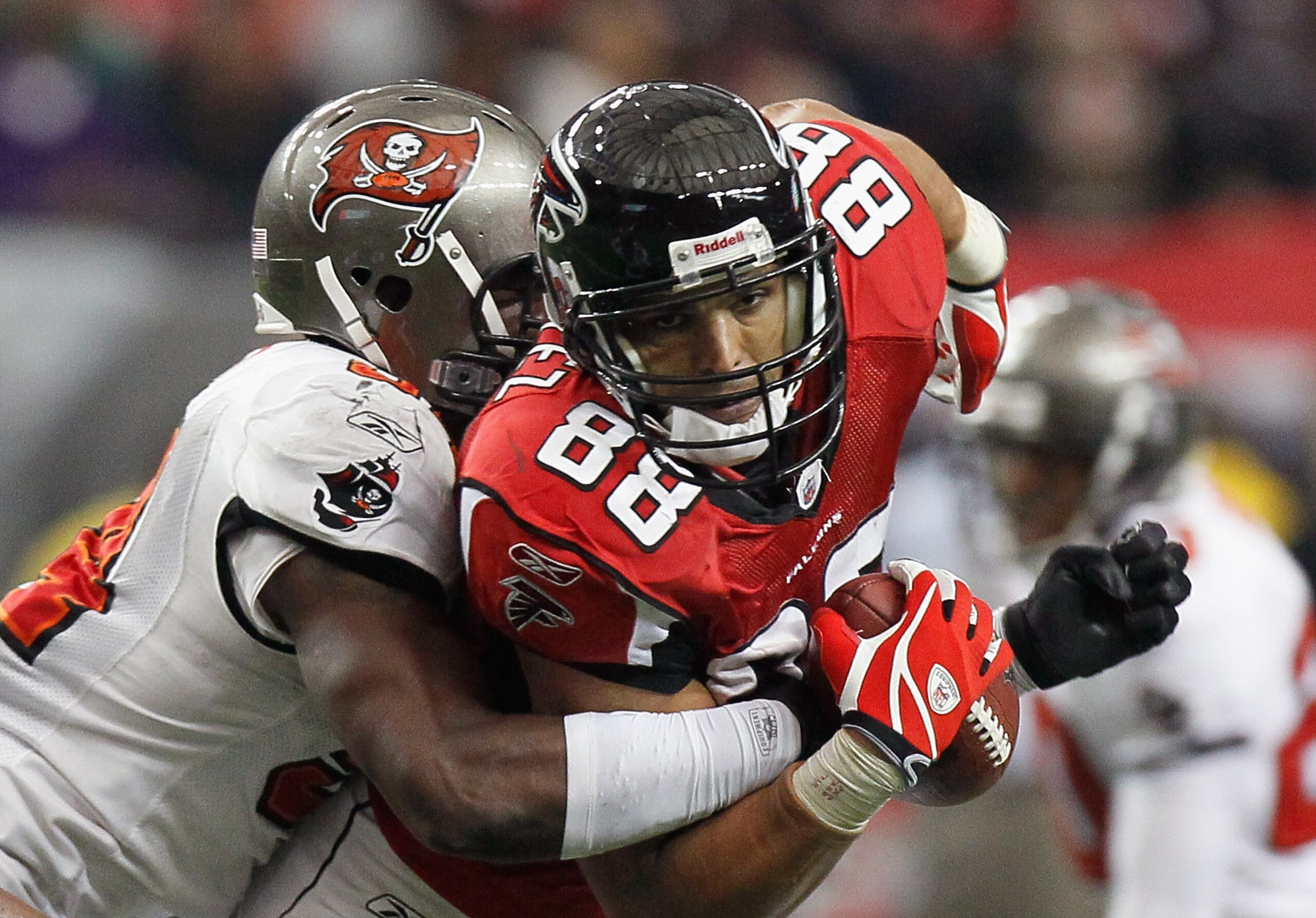 ATLANTA - NOVEMBER 07:  Tony Gonzalez #88 of the Atlanta Falcons against Geno Hayes #54 of the Tampa Bay Buccaneers at Georgia Dome on November 7, 2010 in Atlanta, Georgia.  (Photo by Kevin C. Cox/Getty Images)