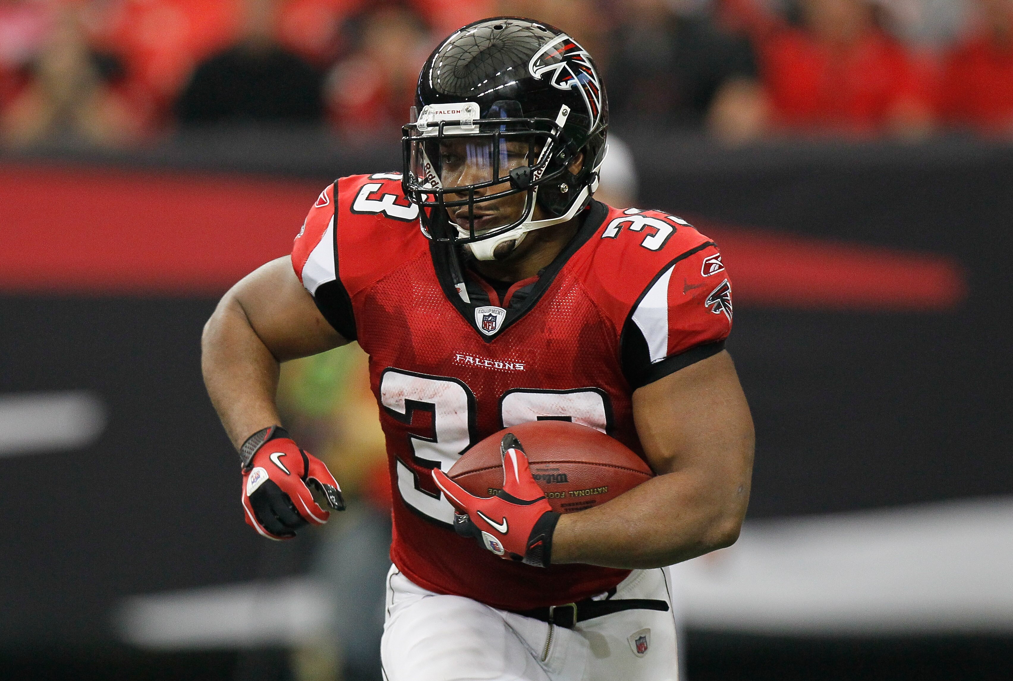 ATLANTA - NOVEMBER 07:  Michael Turner #33 of the Atlanta Falcons against the Tampa Bay Buccaneers at Georgia Dome on November 7, 2010 in Atlanta, Georgia.  (Photo by Kevin C. Cox/Getty Images)