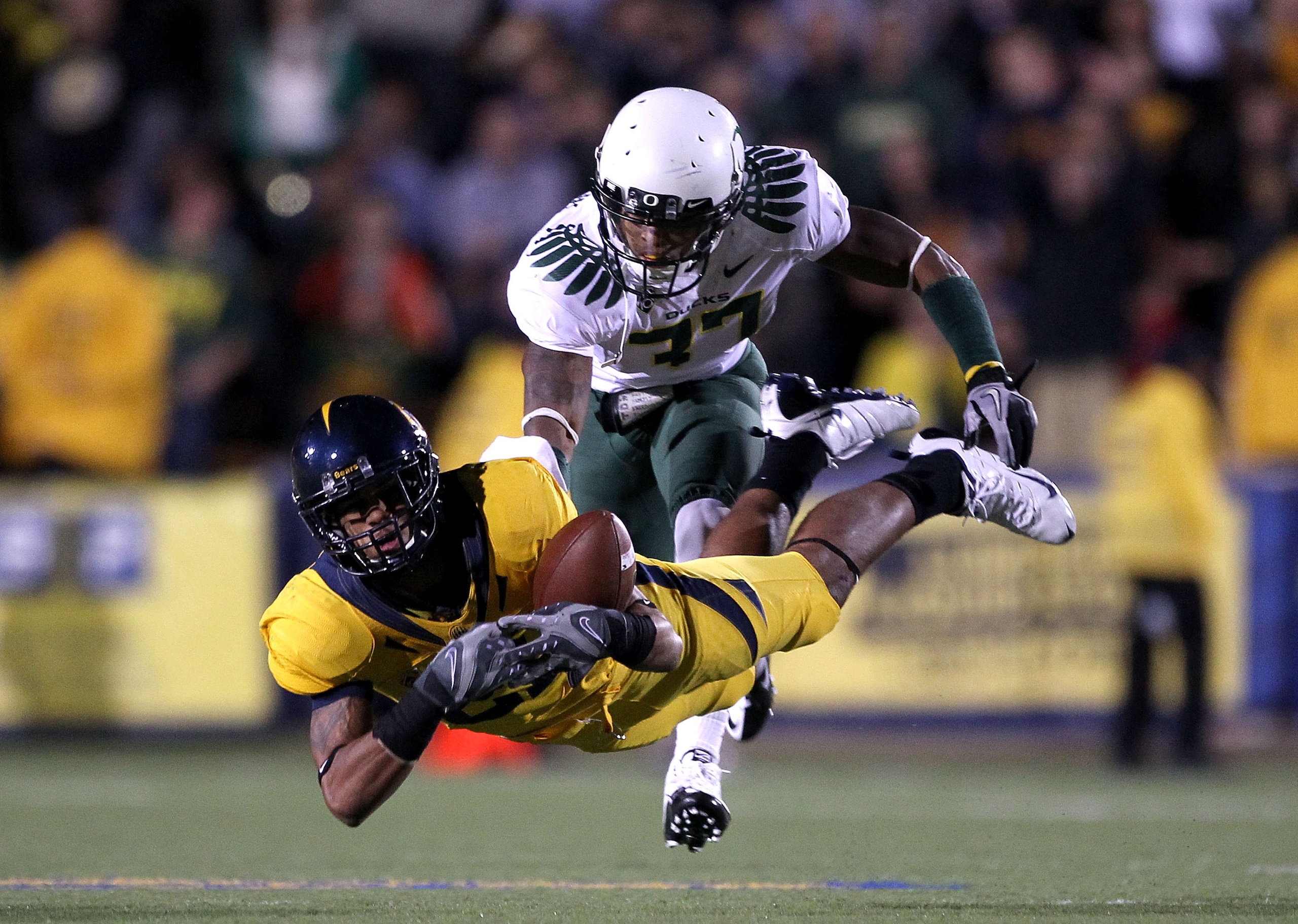BERKELEY, CA - NOVEMBER 13: Keenan Allen #21 of the California Golden Bears dives for the ball while defended by Talmadge Jackson III #37 of the Oregon Ducks at California Memorial Stadium on November 13, 2010 in Berkeley, California. Allen dropped the b BERKELEY, CA - NOVEMBER 13: Keenan Allen #21 of the California Golden Bears dives for the ball while defended by Talmadge Jackson III #37 of the Oregon Ducks at California Memorial Stadium on November 13, 2010 in Berkeley, California. Allen dropped the b